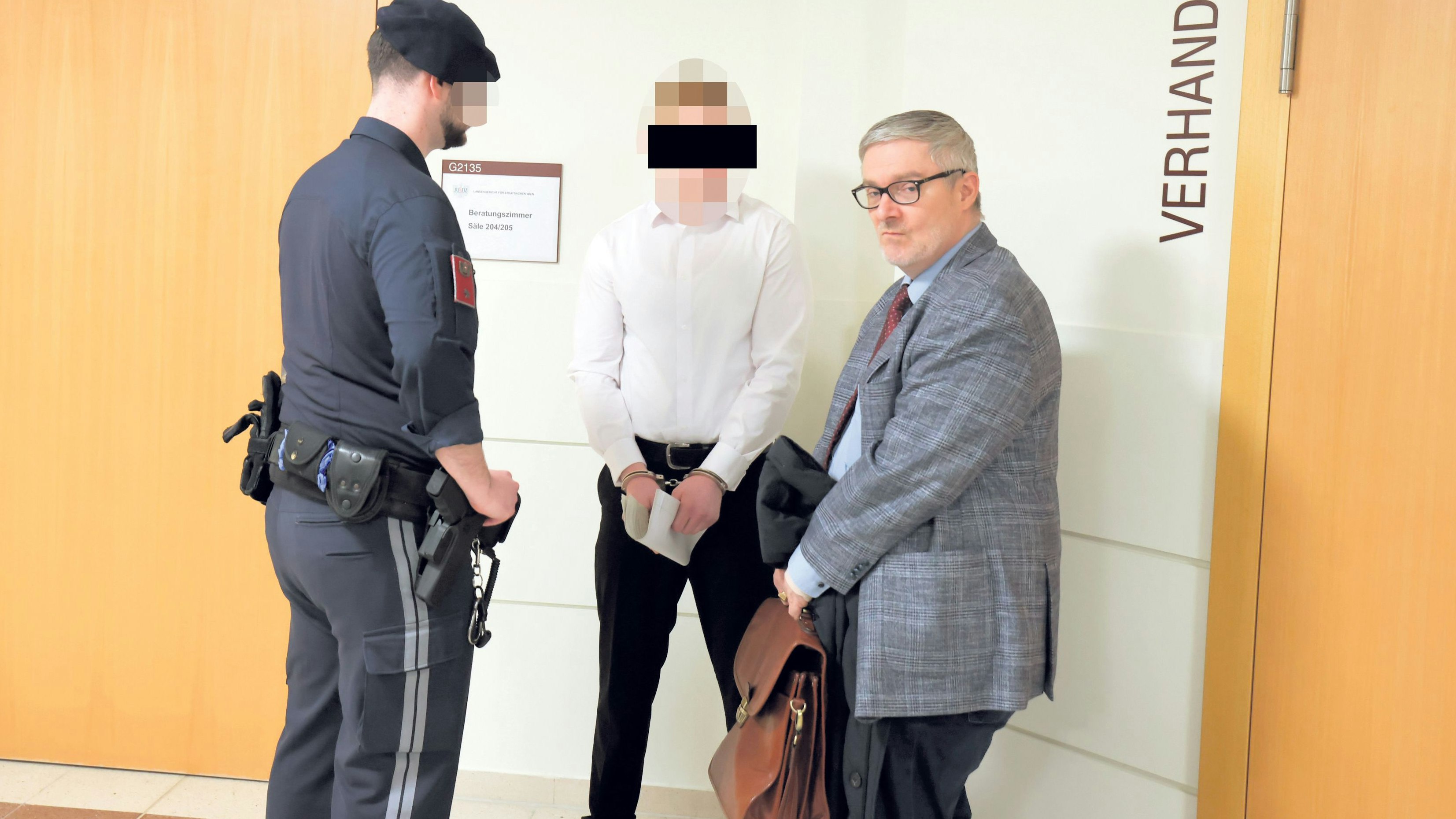 Der Angeklagte (16) mit Strafverteidiger Roland Friis. 