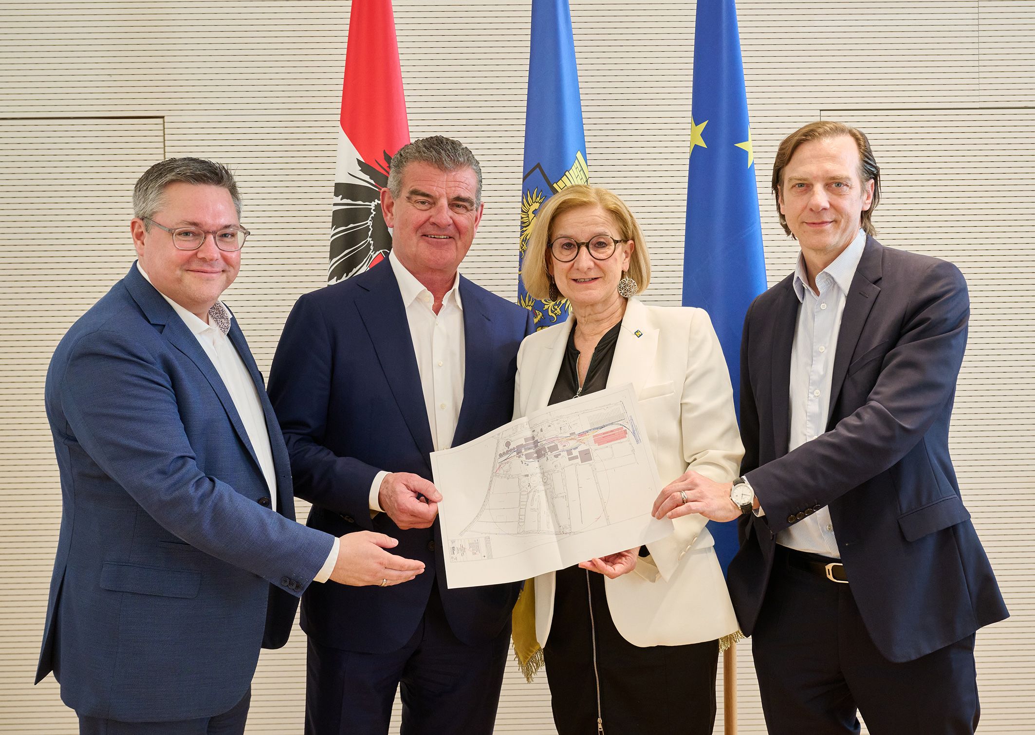 Christian Diewald, Geschäftsführer von Stadler Austria, Peter Spuhler, Präsident des Verwaltungsrates der Stadler Rail AG, Landeshauptfrau Johanna Mikl-Leitner und Stephan Büttner, CEO der AGRANA Beteiligungs-AG.