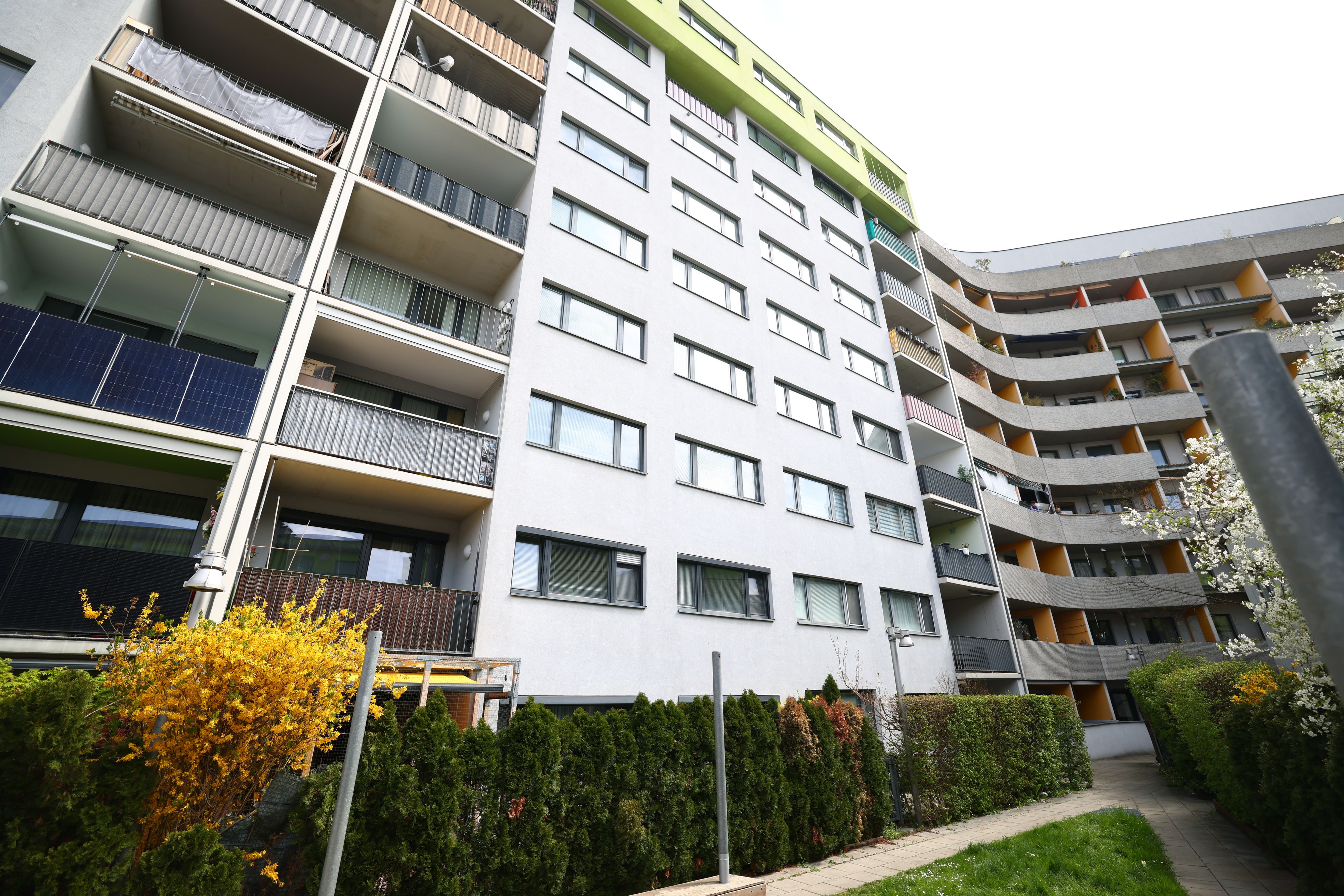Der Bub stürzte aus einem Fenster im 5. Stock, schlug auf einem Holztisch auf und überlebte dadurch.