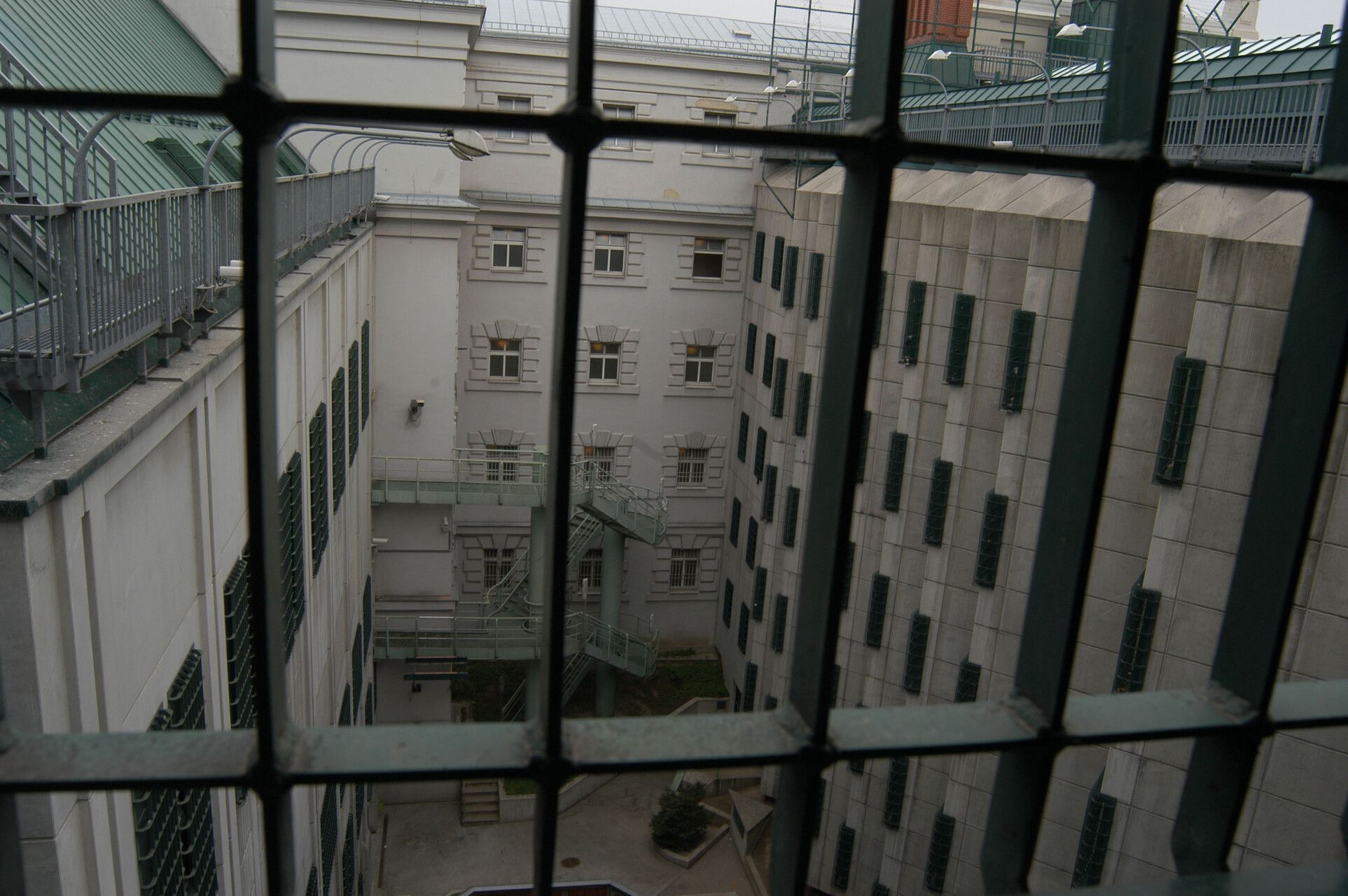 Hier in der Justizanstalt Josefstadt sitzt der Verdächtige in U-Haft.