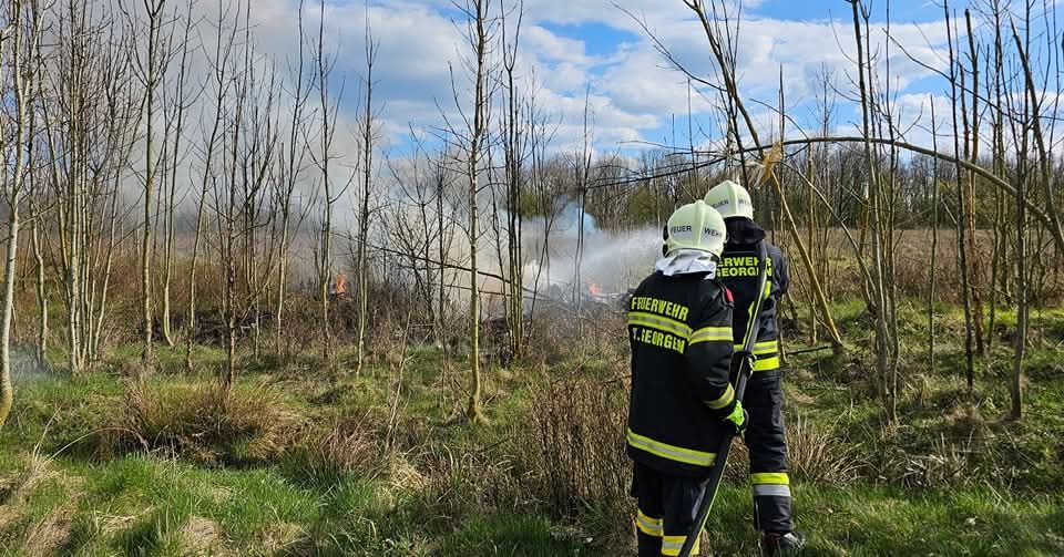 Hier löschen Feuerwehrleute das brennende Wrack. 