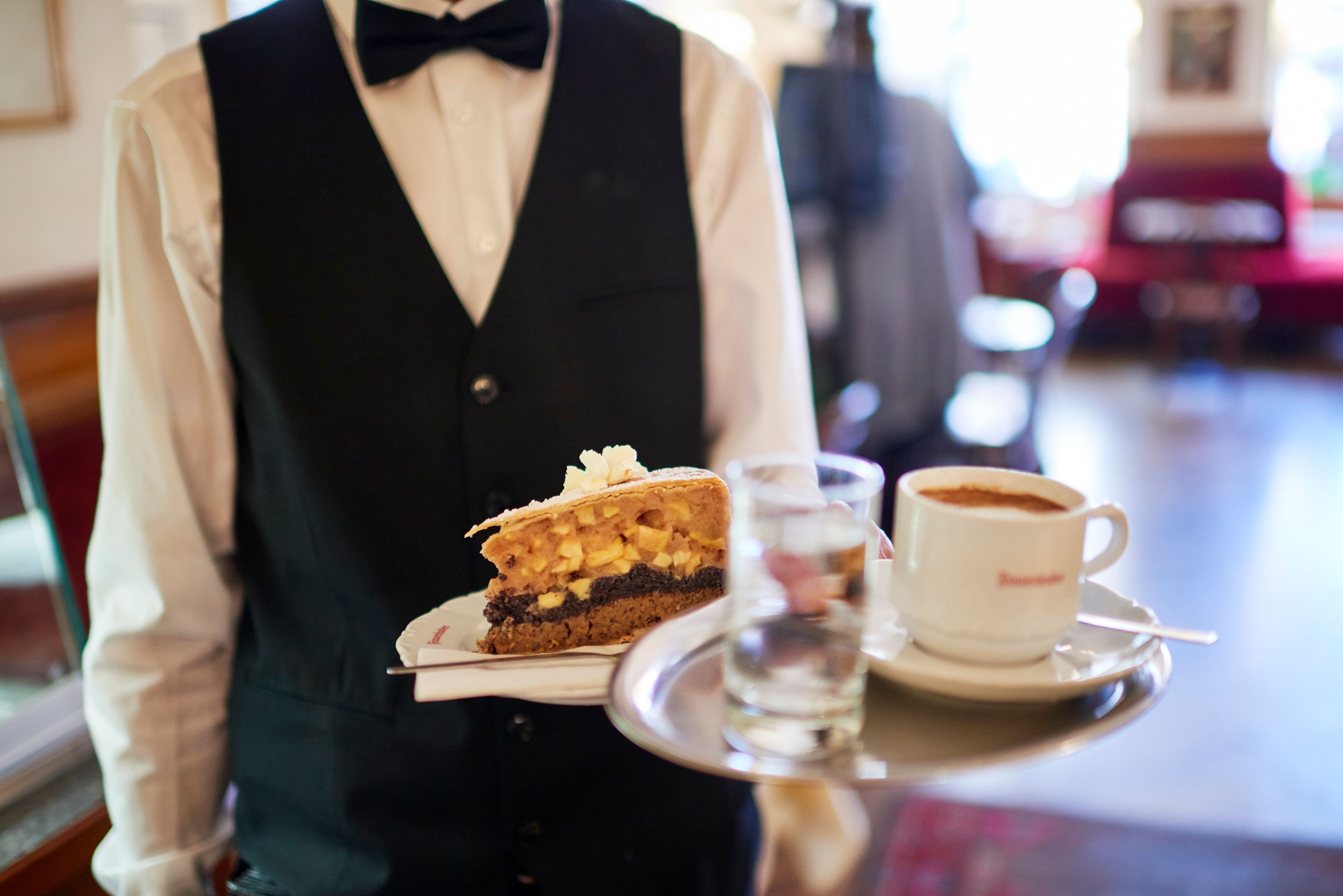Kaffeehaus im Wandel der Zeit: Effizienz und Umsatz-Steigerung folgt auf Wiener Gemütlichkeit.
