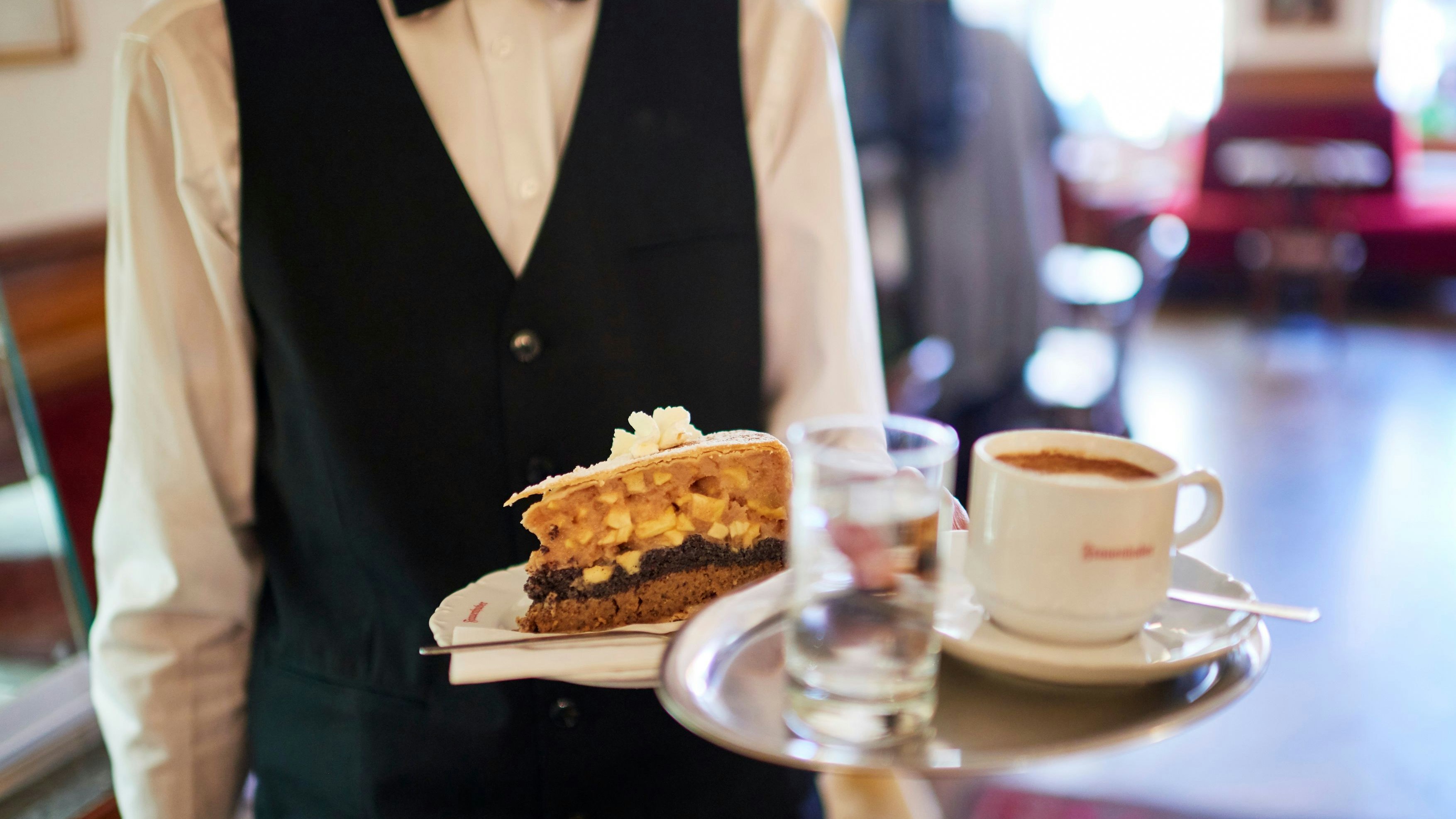 Kaffeehaus im Wandel der Zeit: Effizienz und Umsatz-Steigerung folgt auf Wiener Gemütlichkeit.