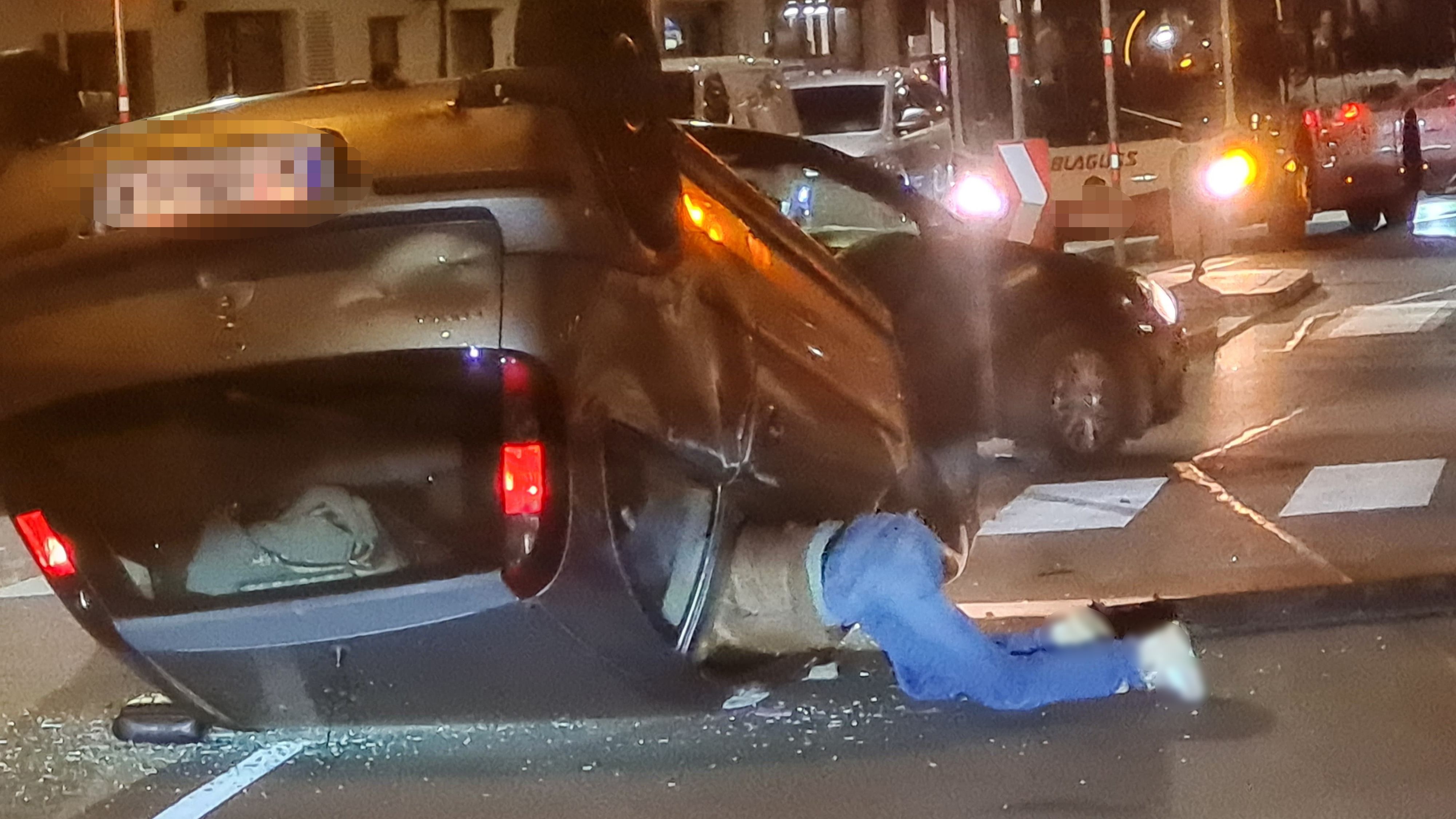 Ein grauer Opel landete nach einem Crash in Wien auf dem Dach.