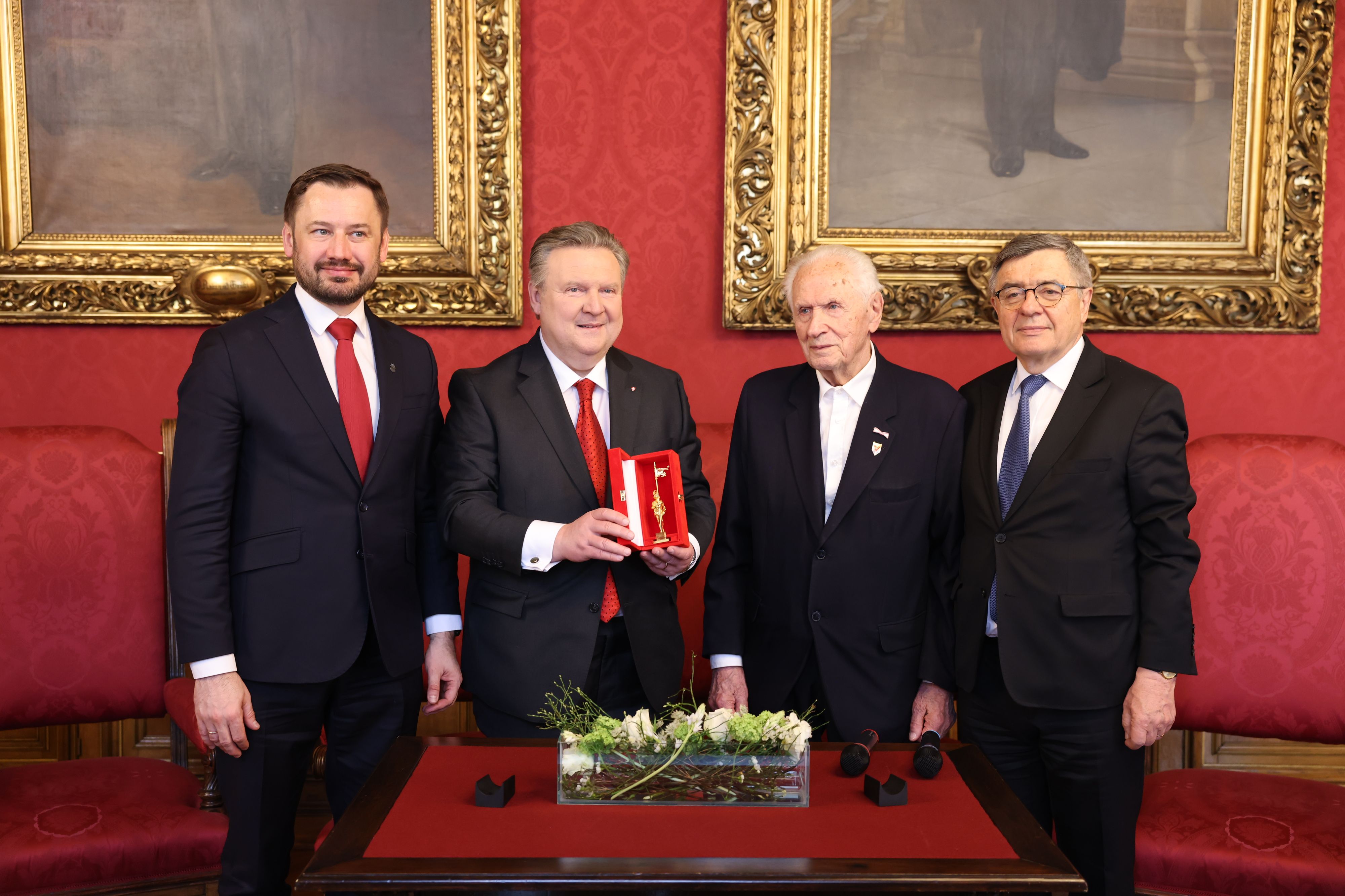 Der Krakauer Stadtpräsident Aleksander Miszalski, Bürgermeister Michael Ludwig, der Zeitzeuge und KZ-Überlebende Stanisław Zalewski und Zenon Kosiniak-Kamysz (Chargé d'affaires a.i.) fanden sich zur Überreichung im Rathaus zusammen.