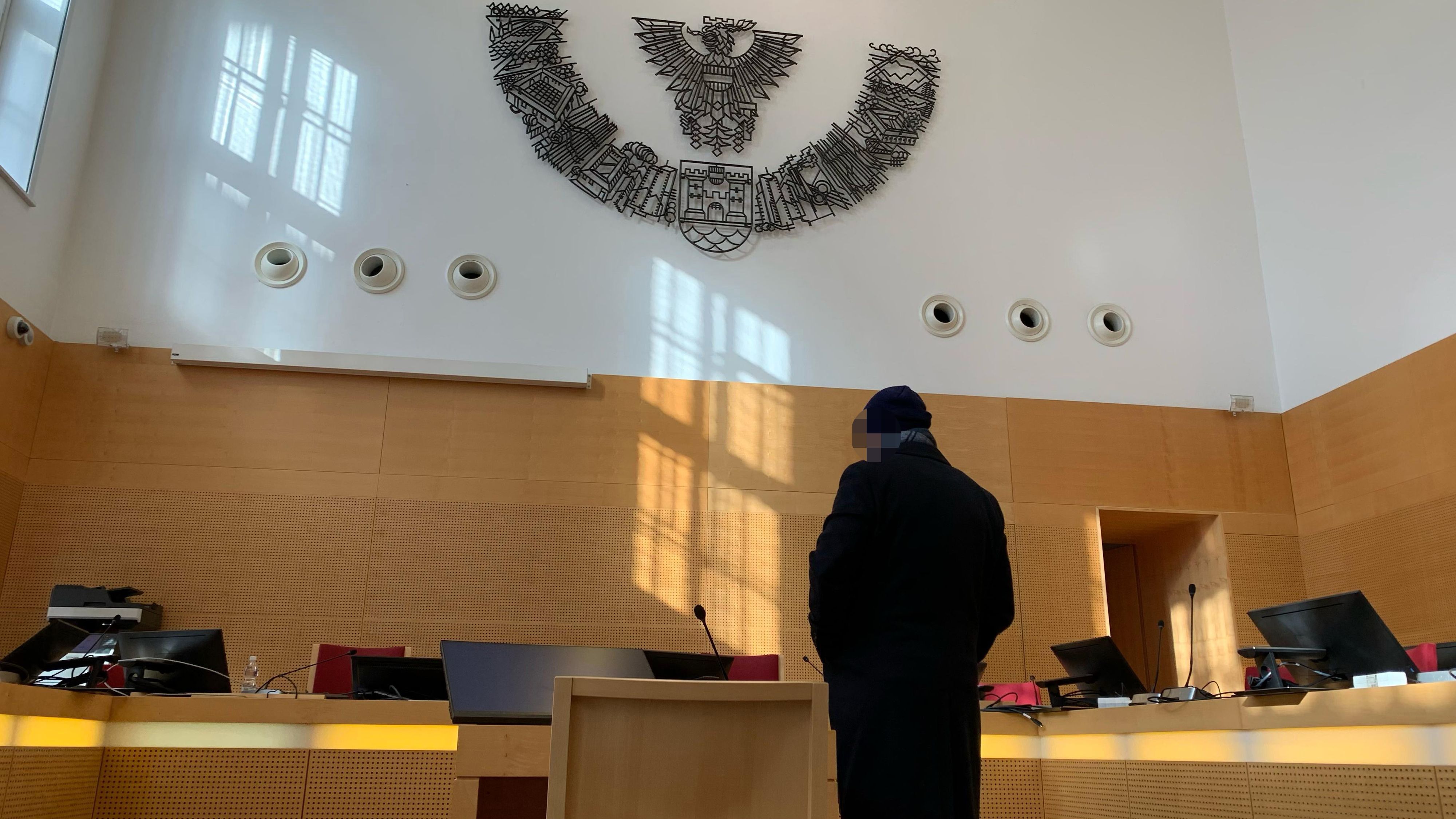 Mit Haube und Sonnenbrille: der Angeklagte wenige Minuten vor Start des letzten Prozesstages im Schwurgerichtssaal