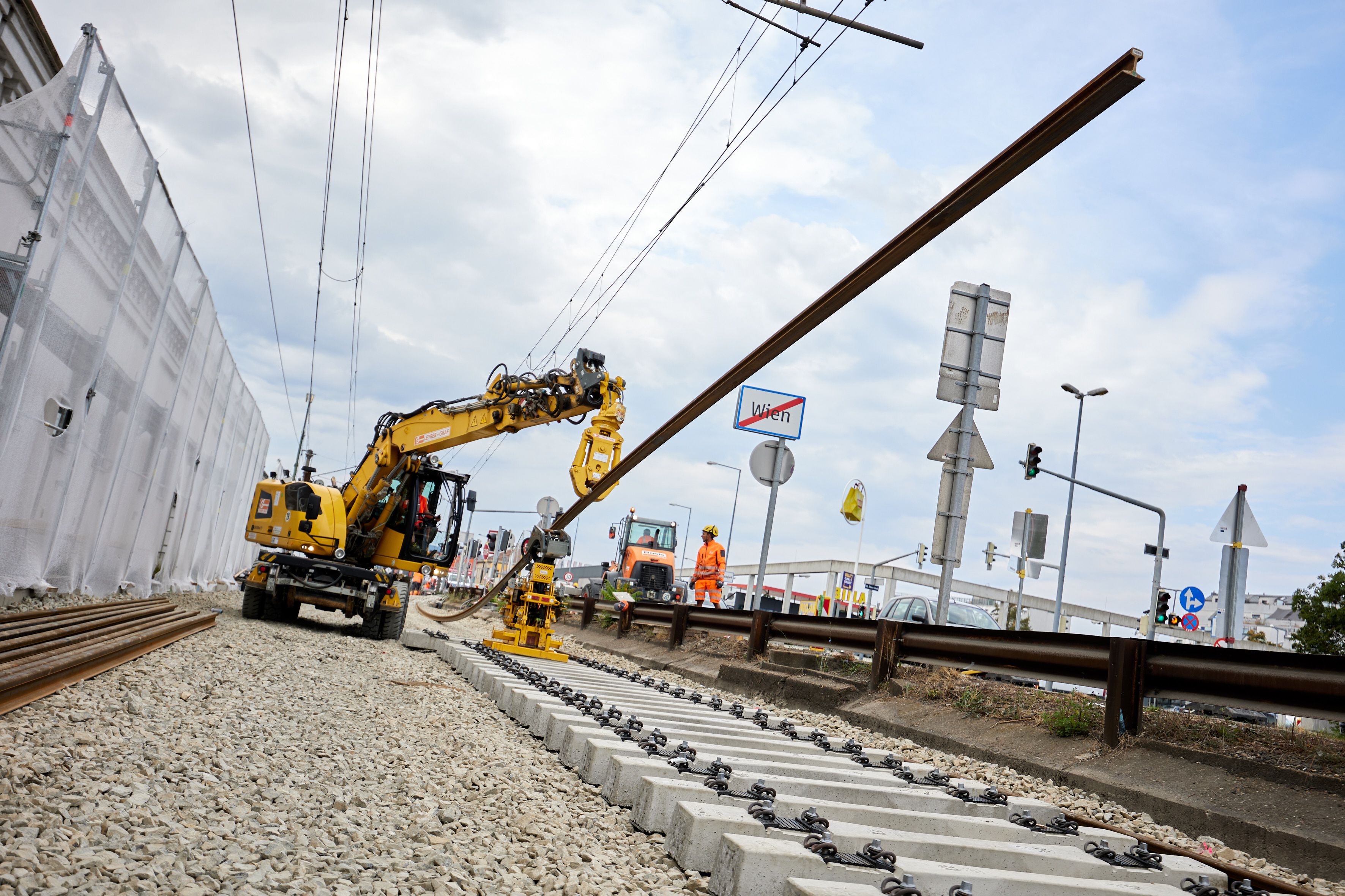 Gleisbauarbeiten auf der Strecke der Badner Bahn 