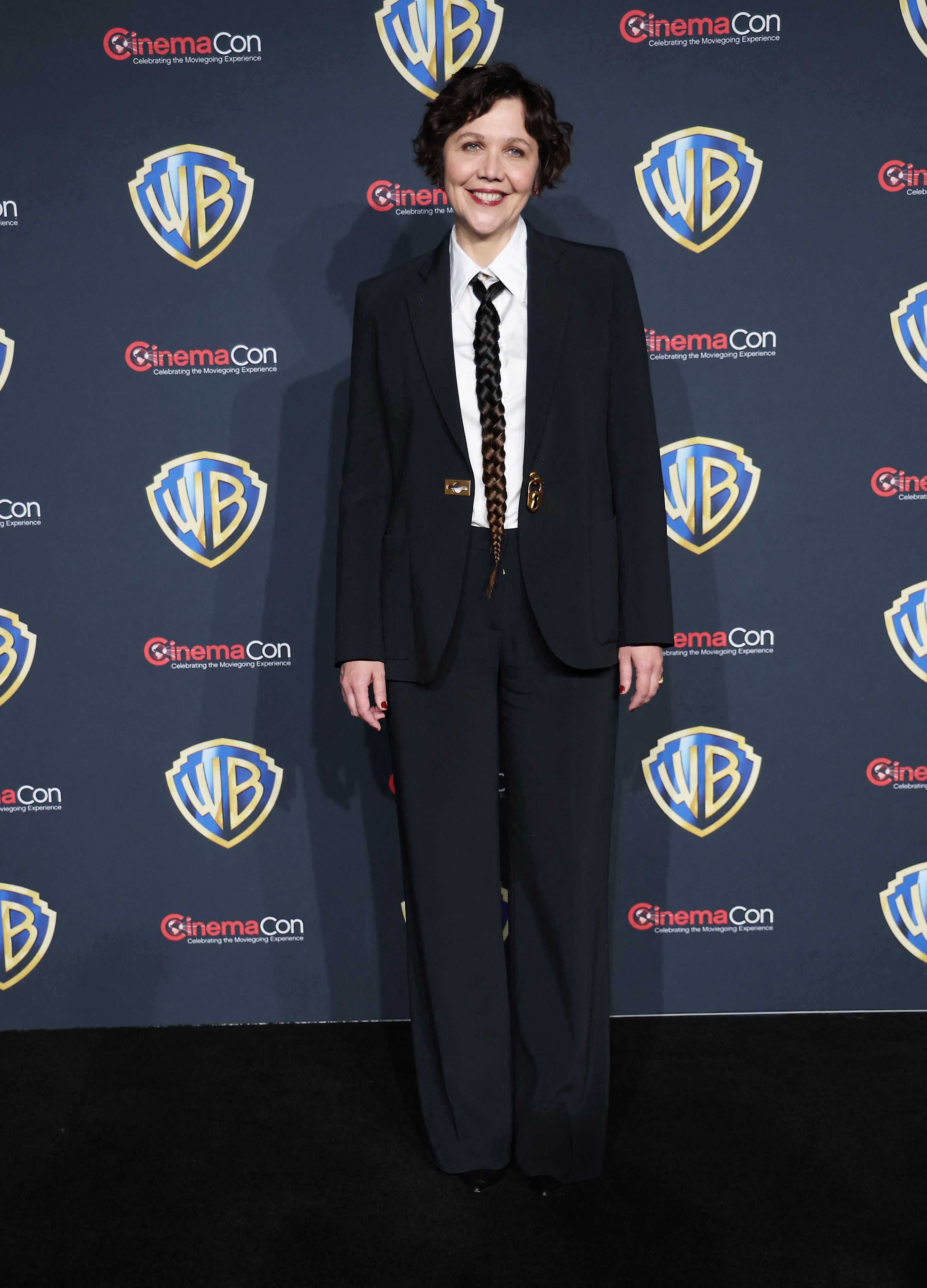 Was für ein Hingucker: Maggie Gyllenhaal trägt Schiaparellis umstrittene Haar-Krawatte um den Hals.