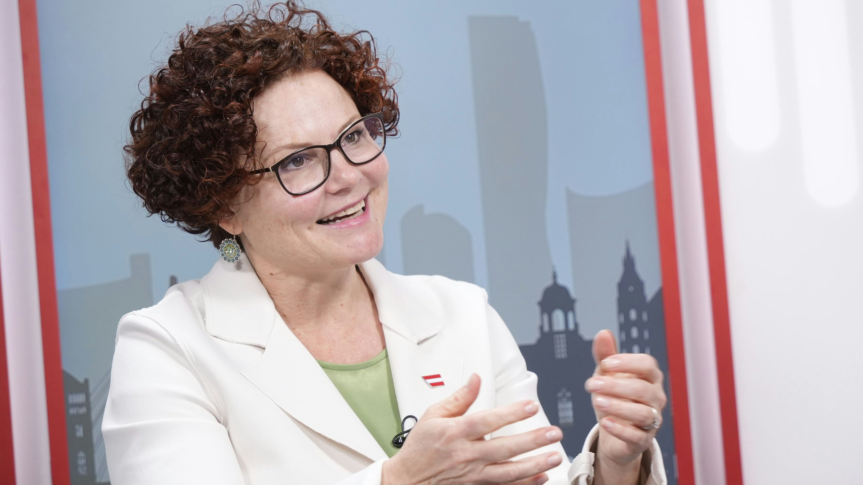 Staatssekretärin Elisabeth Zehetner (ÖVP) legt sich auch für Windräder ins Zeug.