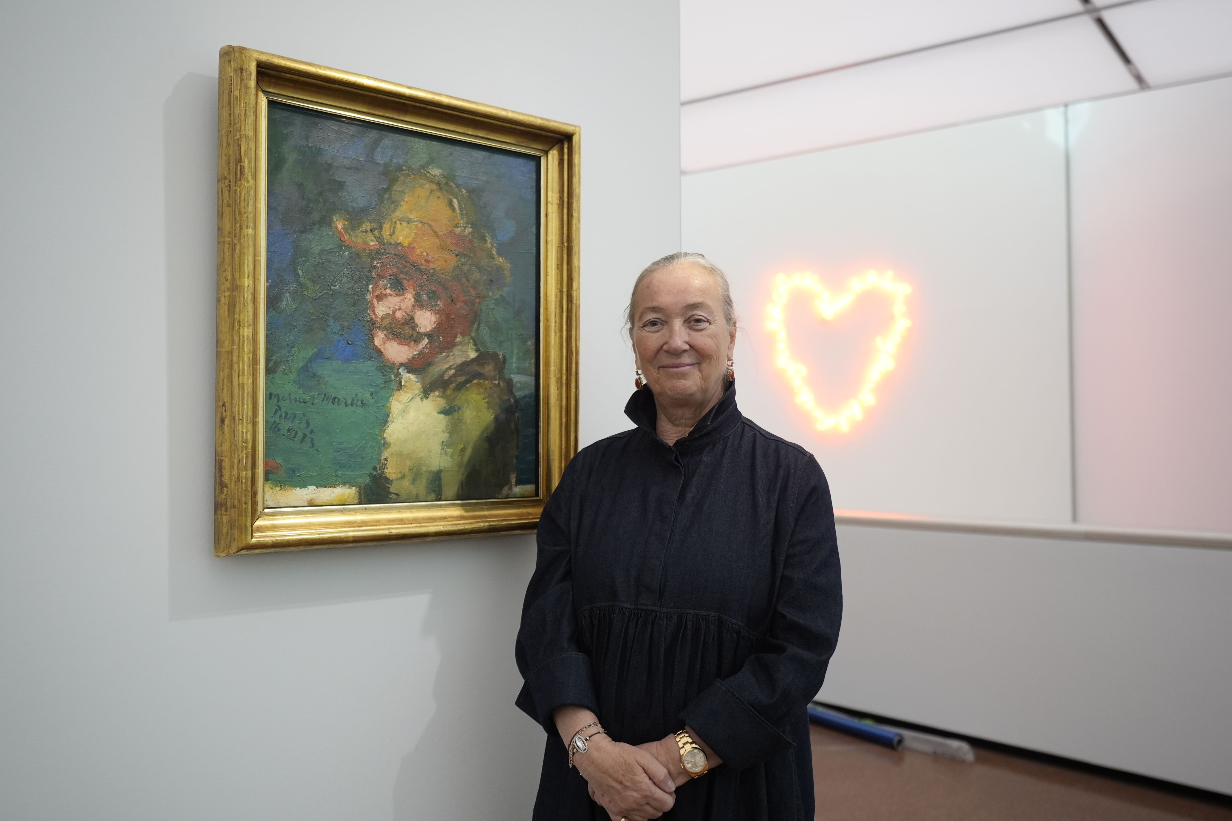 Museumsdirektorin Agnes Husslein freut sich über Bilder ihres Großvaters, Maler Herbert Boeckl (hier mit 