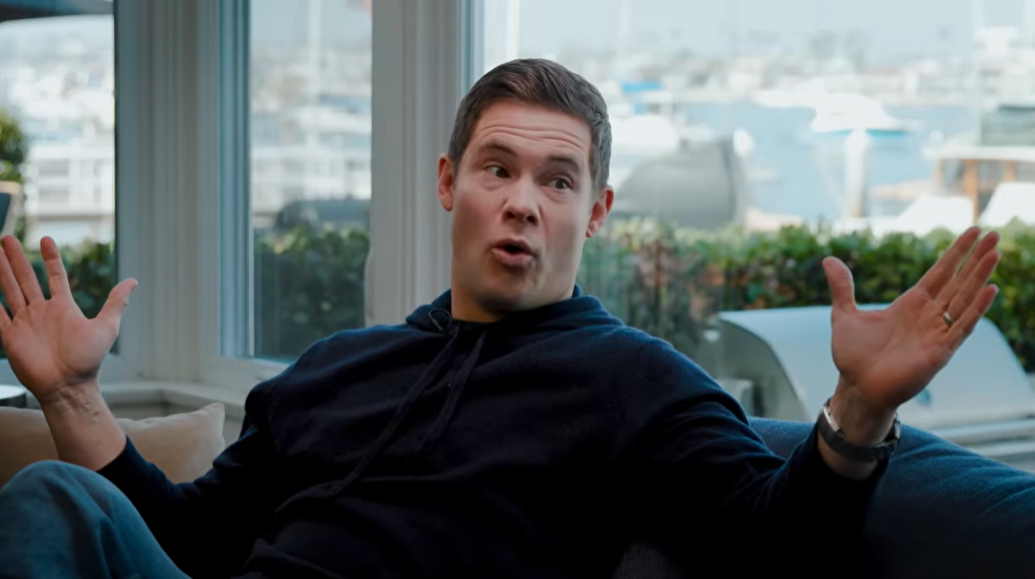 Adam DeVine macht eine schräge Geschichte aus seiner Jugend öffentlich.