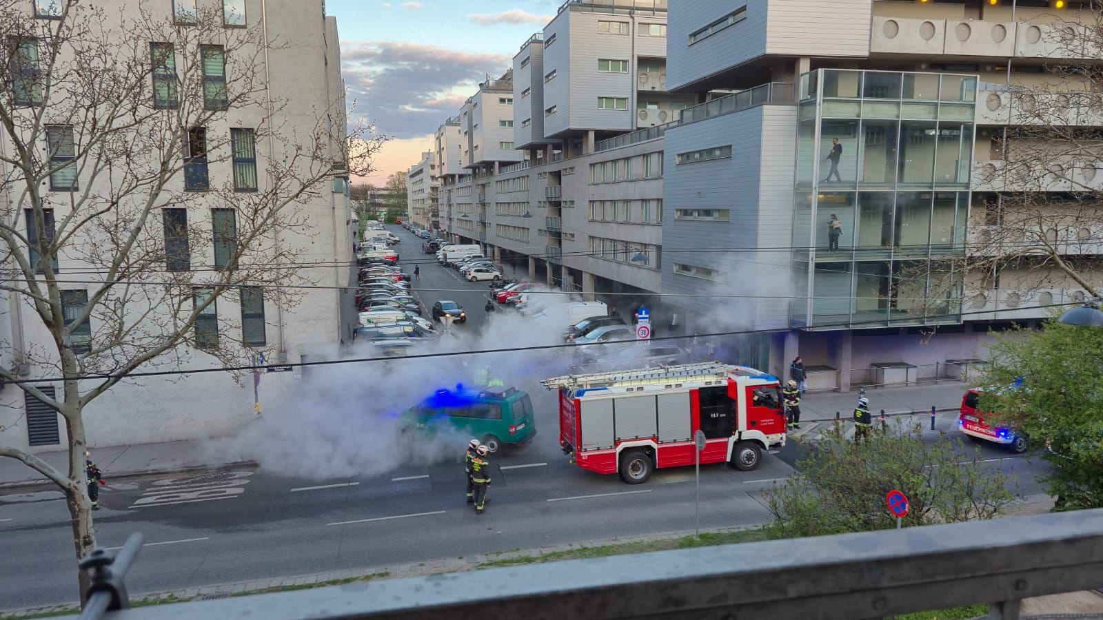 Staunende Blicke: Plötzlich fing an die Laxenburger Straße zu dampfen. 
