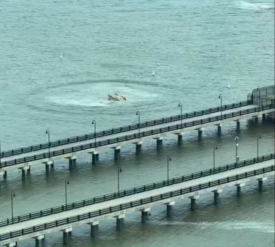 Das Wrack stürzte bei den südlichen Piers in Manhattan ins Wasser.
