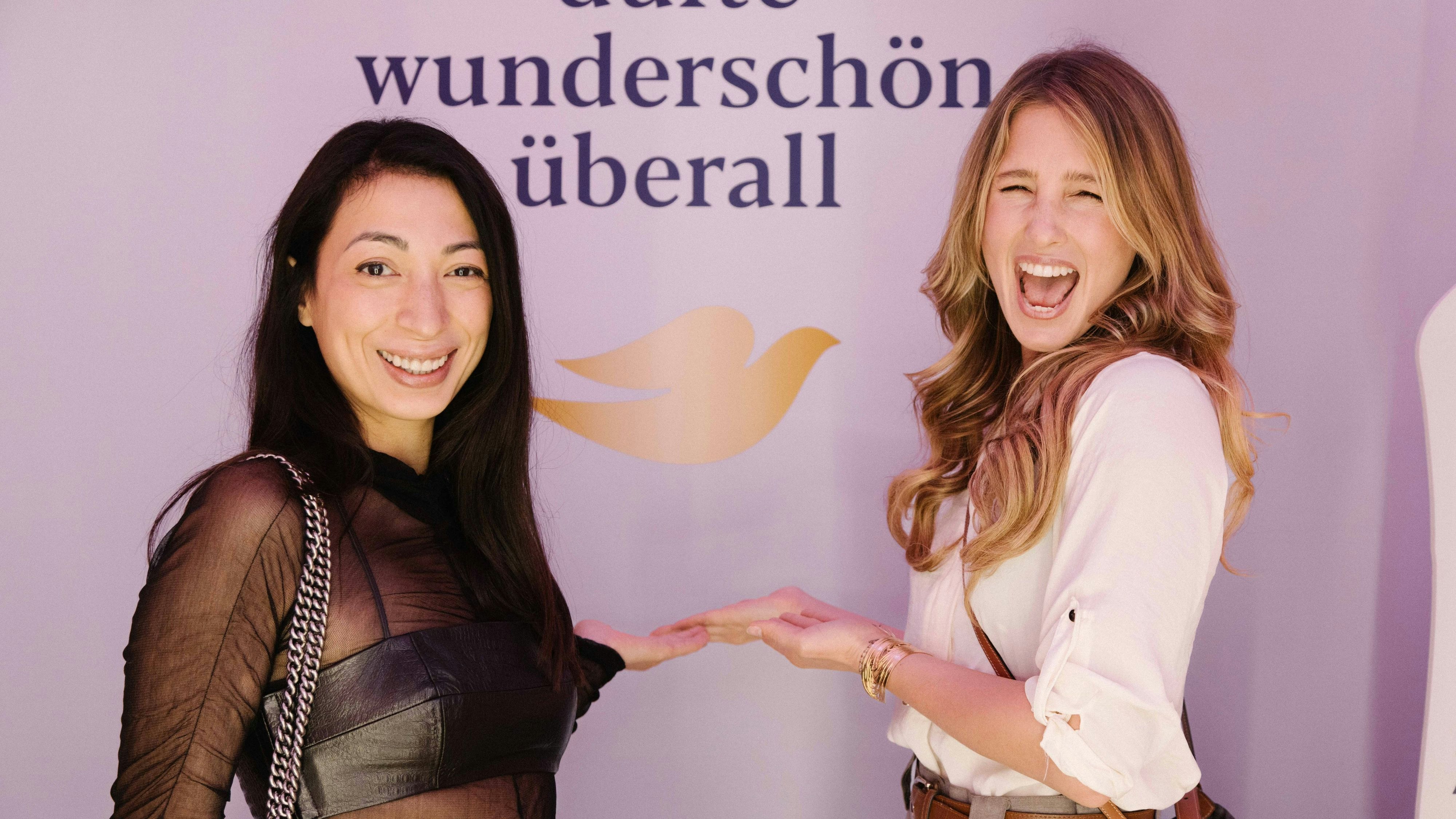 Miriam Pössniker und Michelle Pippan haben sich durch die neuen "Dove- Deos geduftet. 