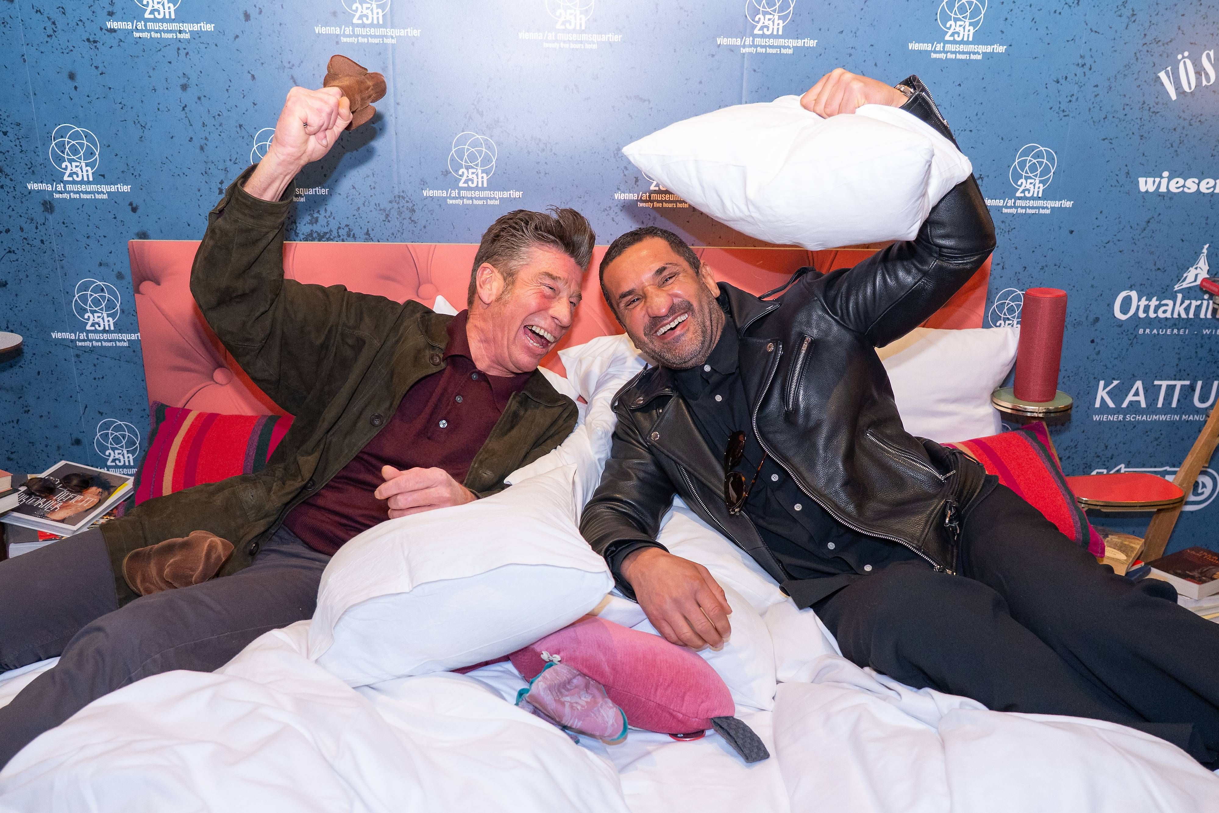 Fadi Merza und Mat Schuh machten es sich auf dem Bett gemütlich bevor, sie in den Polsterschlacht-Ring stiegen.