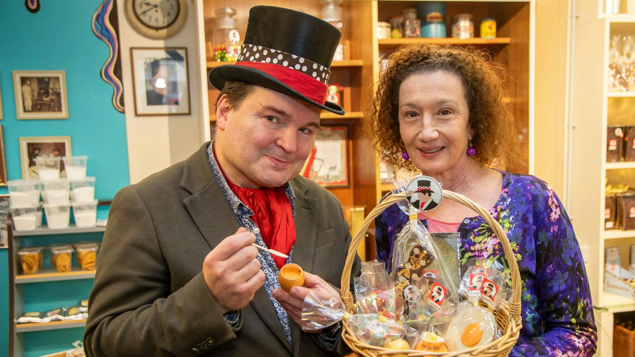 Heute.at - Schoko-Helden im Einsatz: VIPs helfen süßem Kavalier