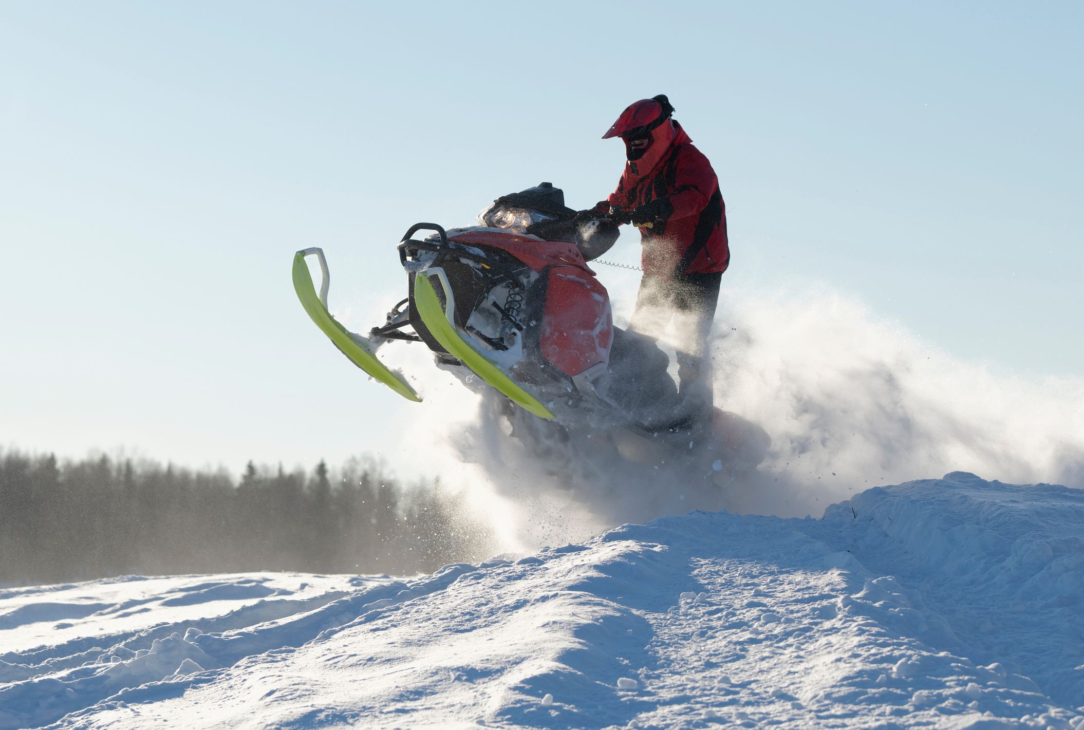 Der 48-Jährige kam nach dem Sprung mit dem Motorschlitten zu Sturz.