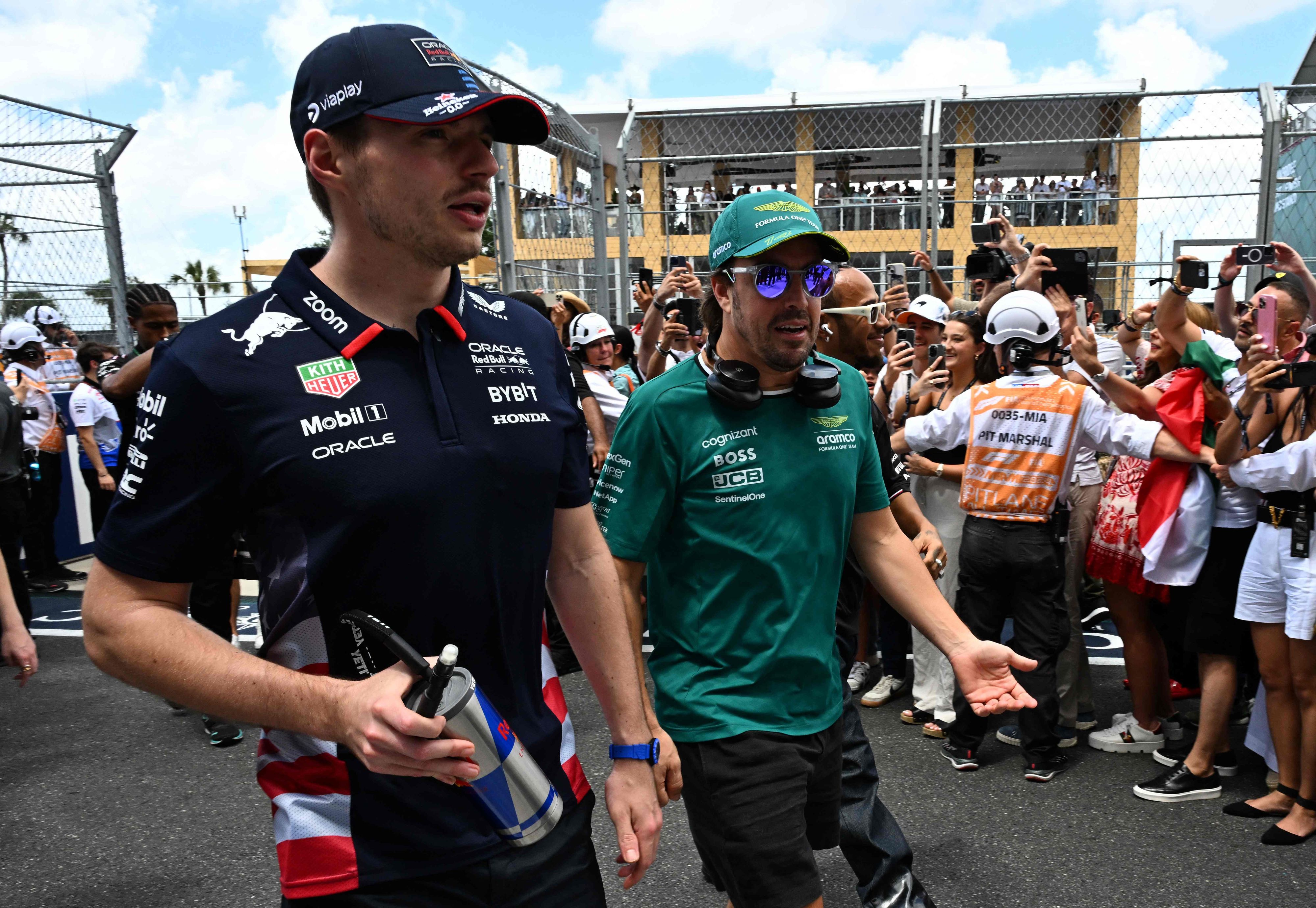 Fernando Alonso (r.) ist nicht zufrieden.