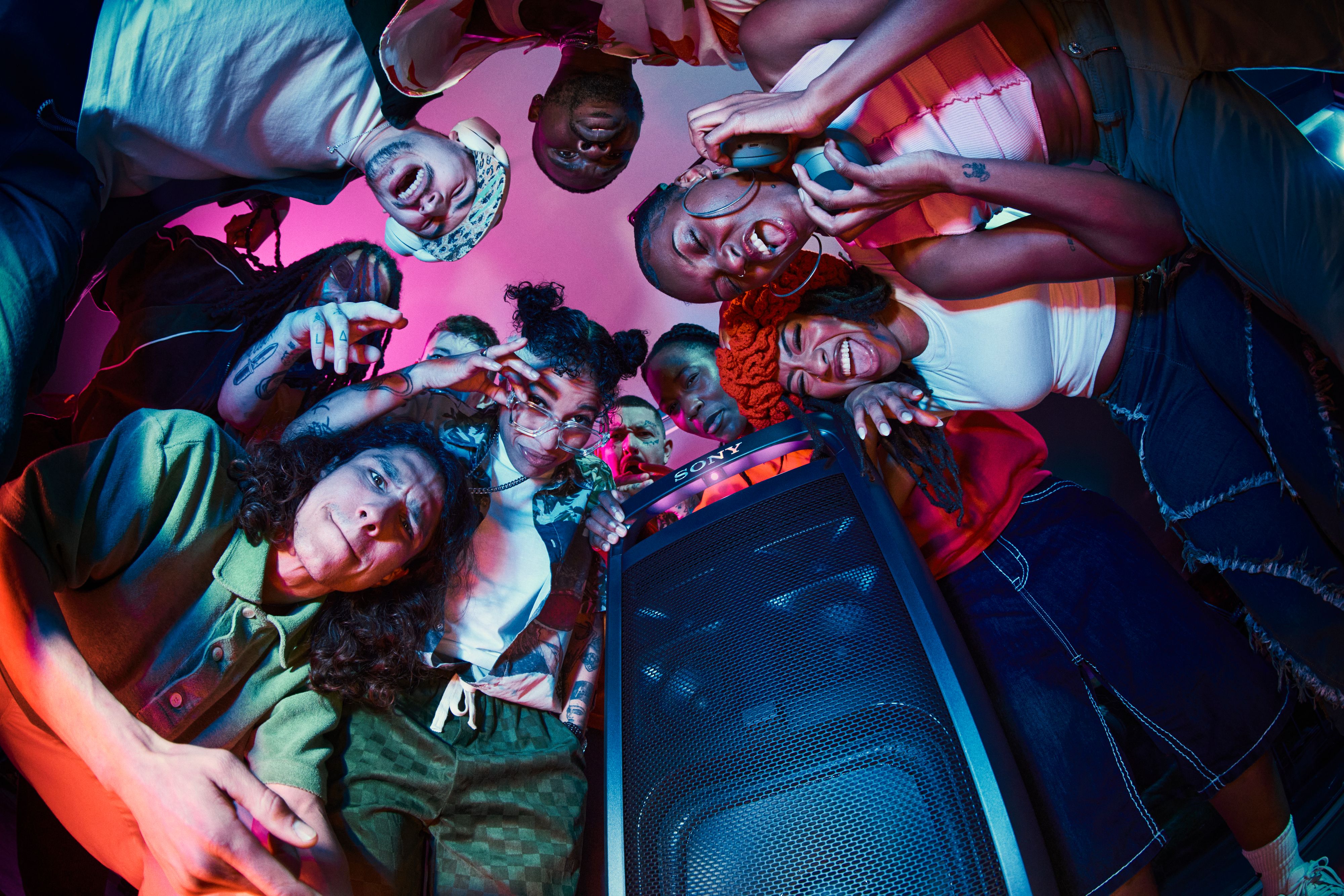 Der Sony ULT Tower 9 soll nicht nur eine Bassmaschine sein, auch Partybeleuchtung gibt es gleich dazu.