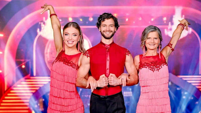 Aaron Karl &amp; Katya Mizera tanzen gemeinsam mit Aarons Mutter.