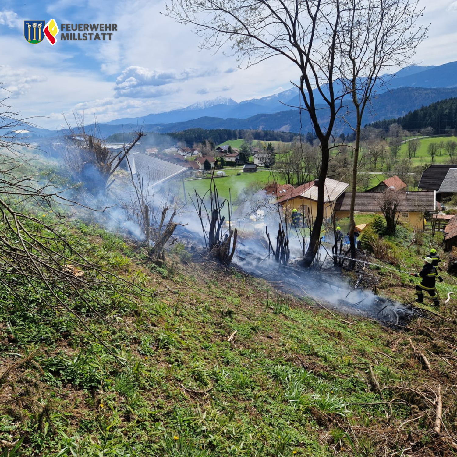 Die Feuerwehr rückte zur Brandbekämpfung aus.