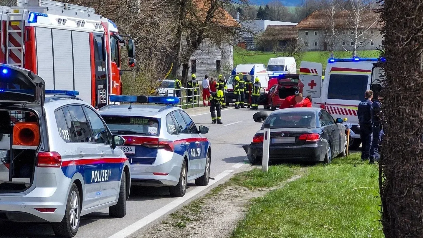 Der 19-Jährige löste ein Großaufgebot an Einsatzkräften aus, die Feuerwehr Wartberg half bei den Aufräumarbeiten nach dem Crash.