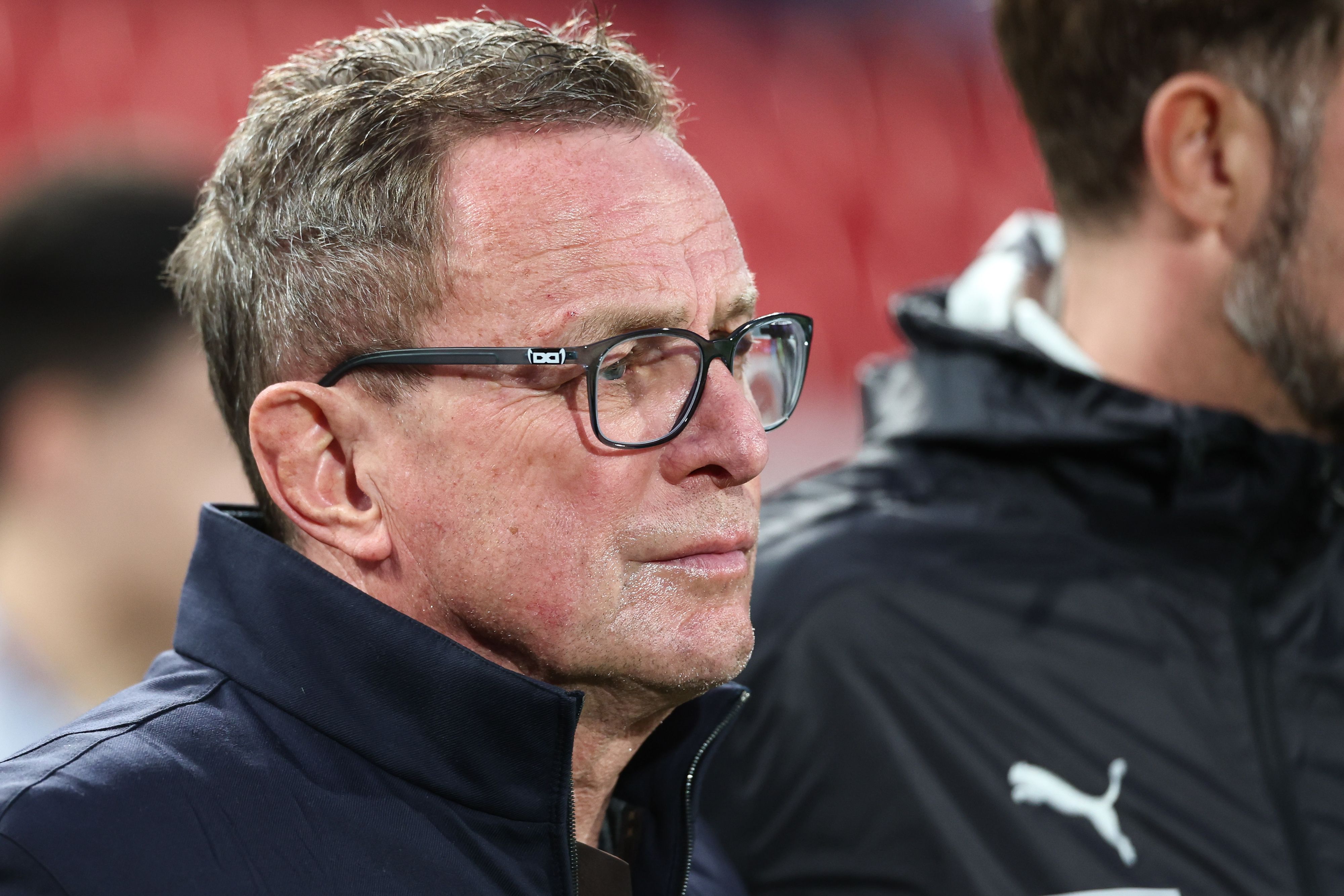 Ralf Rangnick trägt seine unbreakable-Brille auch auf der Trainerbank.