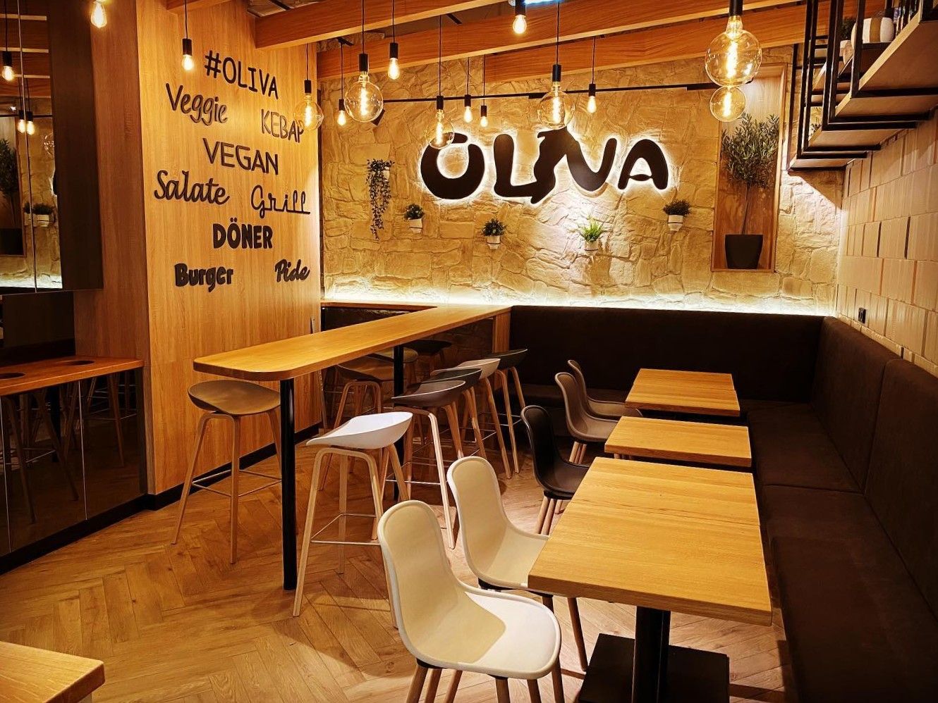 Die Oliva Adrias GmbH betreibt ein Lokal in der Lentia City in Linz-Urfahr.