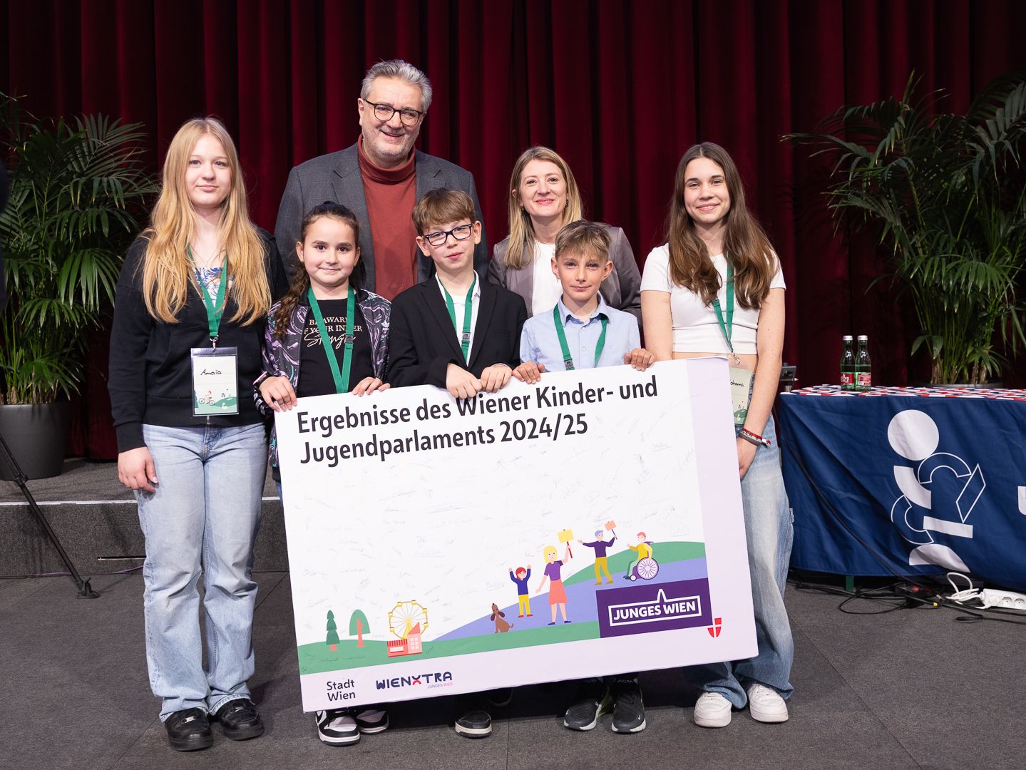 Stadtrat Peter Hacker und Vizebürgermeisterin Bettina Emmerling sind begeistert über die Vorschläge der Kinder des Kinder- und Jugendparlaments.