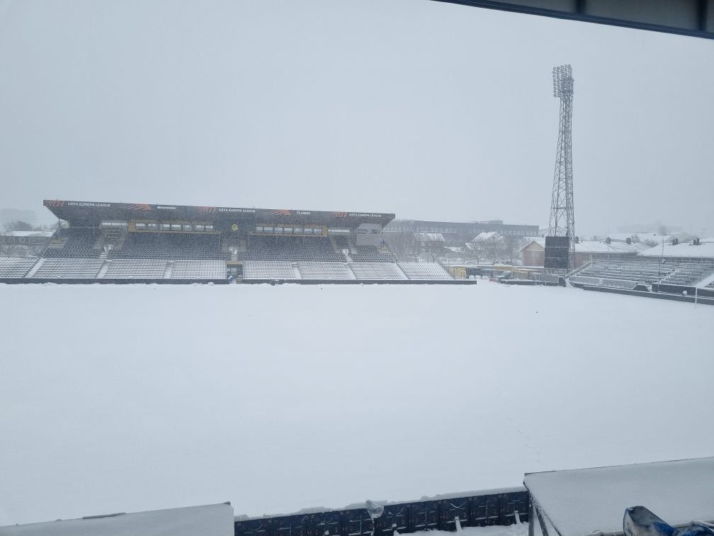 Im Stadion von Bodö lag am Donnerstag zentimeterhoch Schnee. 