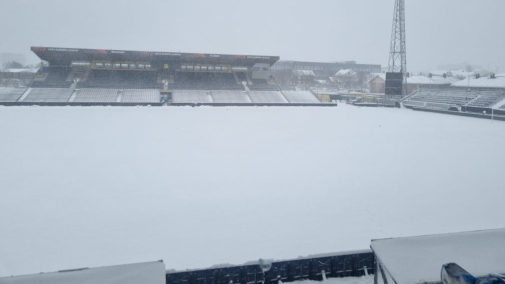 Im Stadion von Bodö lag am Donnerstag zentimeterhoch Schnee. 