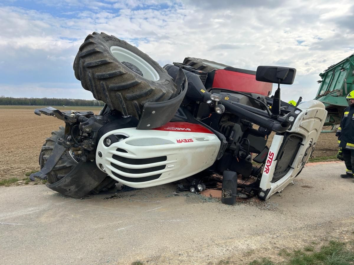 Ein Traktor in Walbersdorf kippte um.