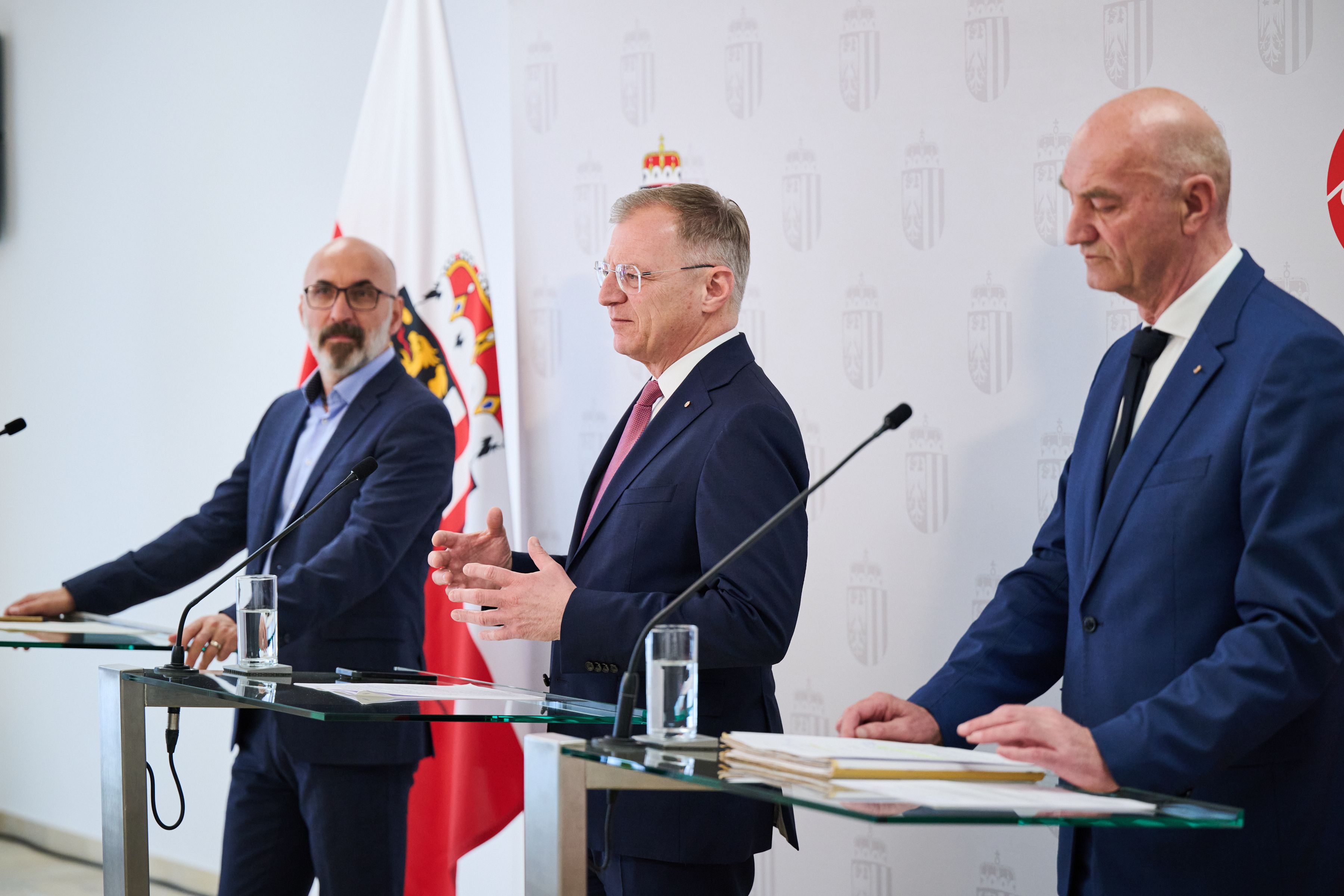 Integrationsexperte Kenan Güngör, Landeshauptmann Thomas Stelzer und Landesrat Christian Dörfel (beide ÖVP) bei der Pressekonferenz zur Hausordnung.