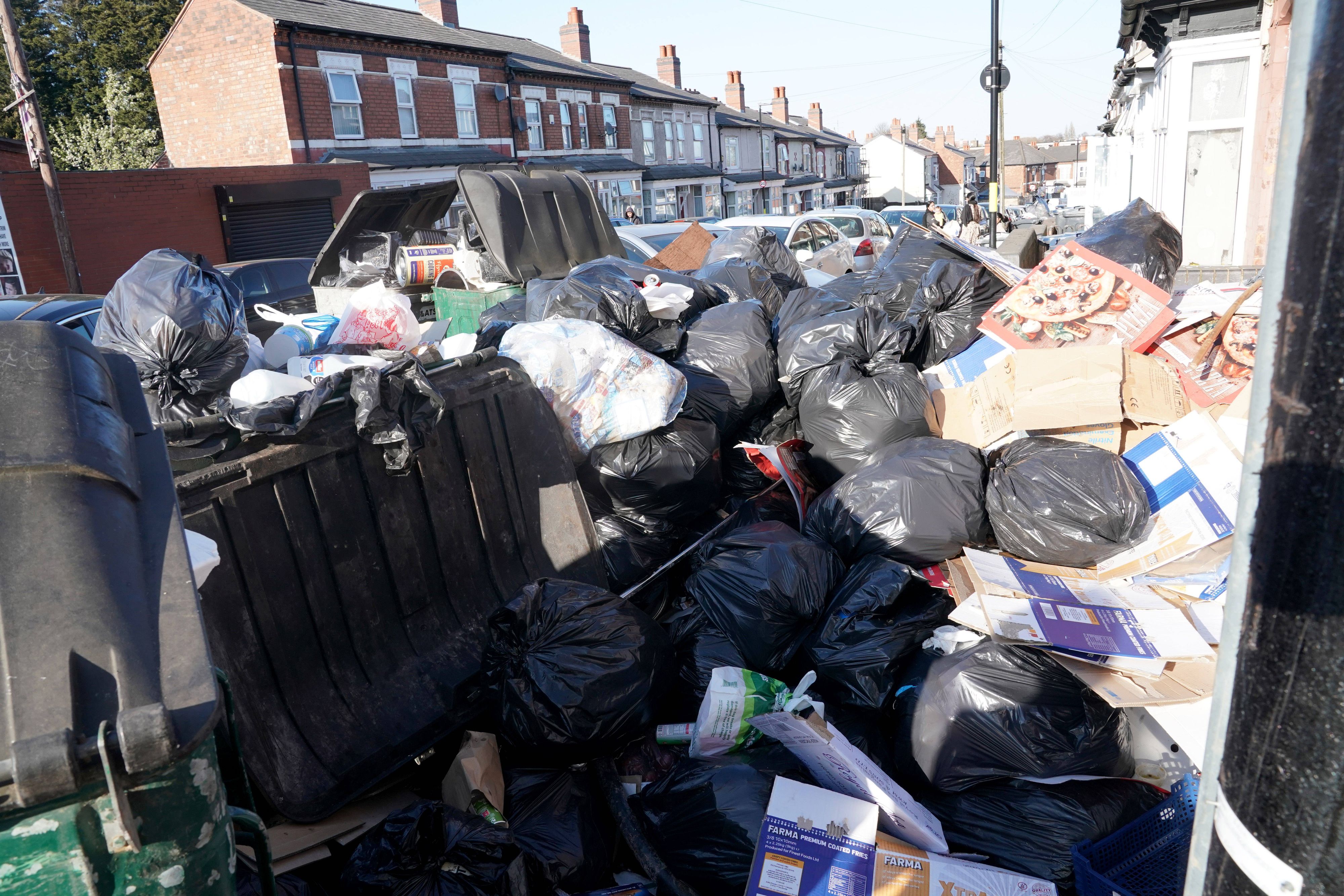 In Birmingham streiken seit Wochen die Müllmänner wegen geplanter Lohnkürzungen und Stellenabbau durch den Stadtrat.