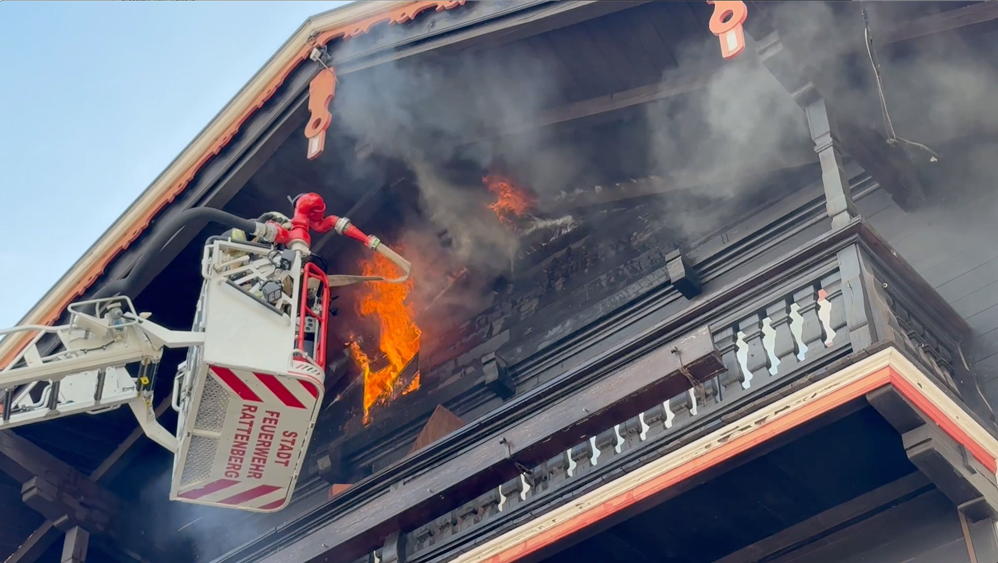 Die Feuerwehr stand im Großeinsatz, verletzt wurde durch das Feuer niemand. 