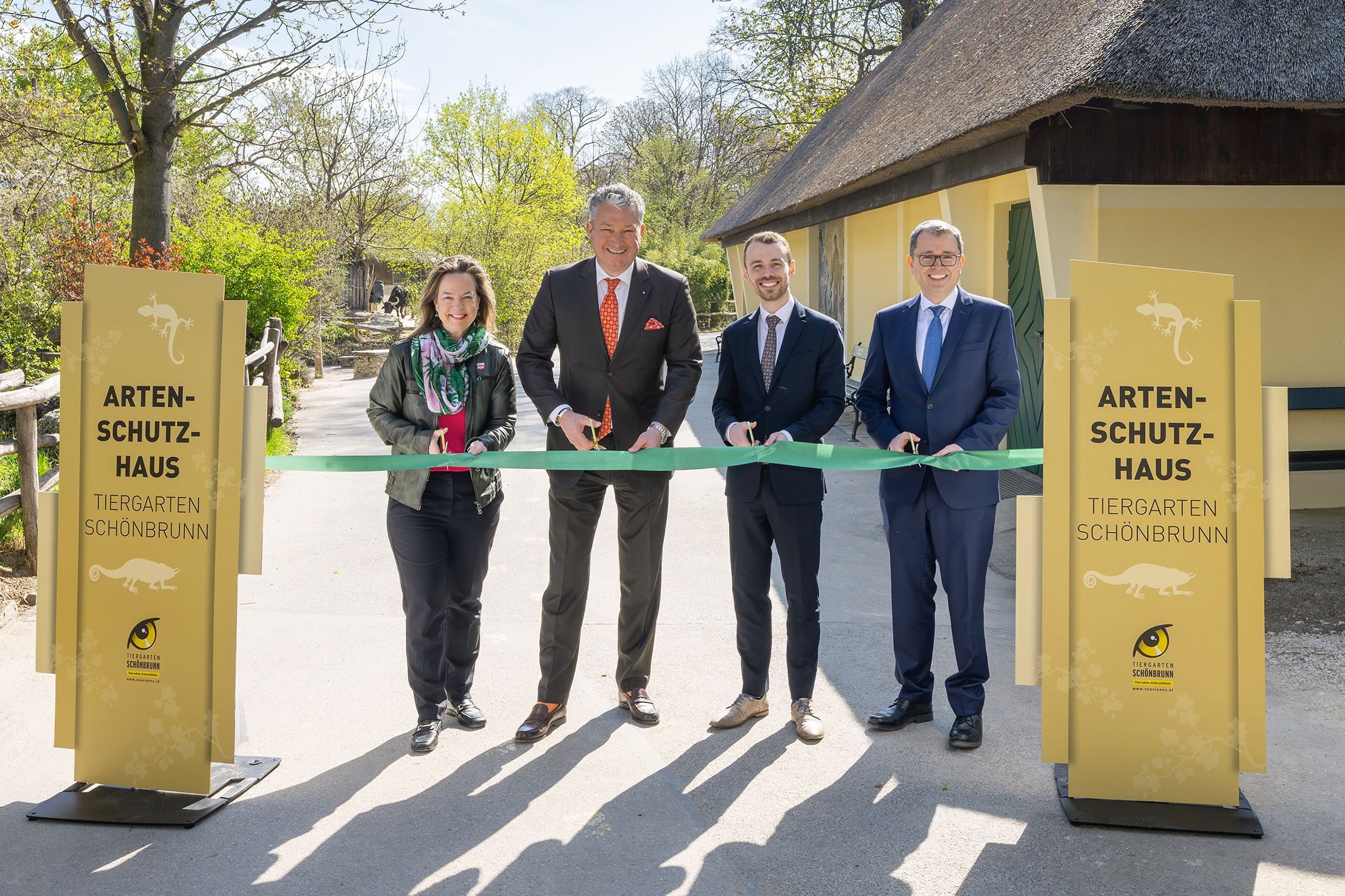 Mag.a Dr.in Angelika Schätz, Leiterin der Sektion I (Finanzverwaltung) und Zoll-Generaldirektorin im Bundesministerium für Finanzen, Tiergartendirektor Dr. Stephan Hering-Hagenbeck, Dr. Severin Gruber, Generalsekretär im Bundesministerium für Wirtschaft, Energie und Tourismus und Eigentümervertreter der Schönbrunner Tiergarten-Gesellschaft m.b.H., Mag. Alexander Palma, Leiter der Sektion Kulturelles Erbe im Bundesministerium für Wirtschaft, Energie und Tourismus.