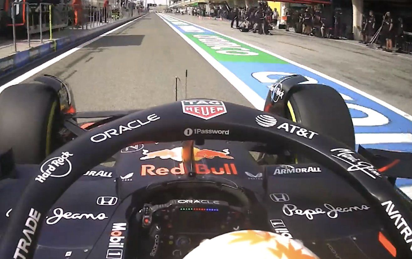 Red-Bull-Mann Yuki Tsunoda ist in der Boxengasse an der Red-Bull-Garage vorbeigefahren. 