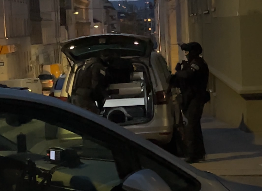 Schwer bewaffnete Polizisten am Tatort.