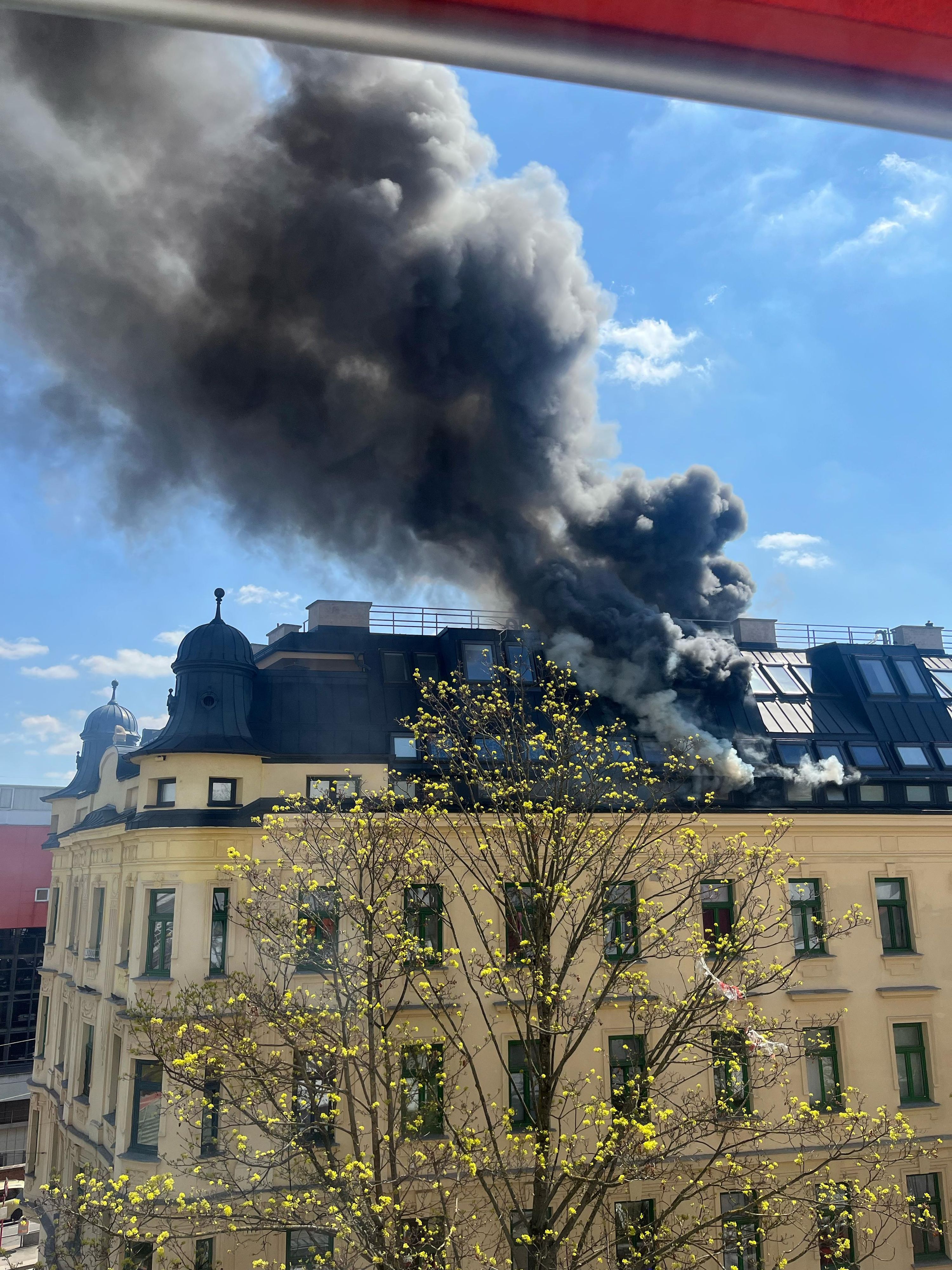 Rauchwolke über Wien-Ottakring am Samstag – zwei Personen landen im Spital.