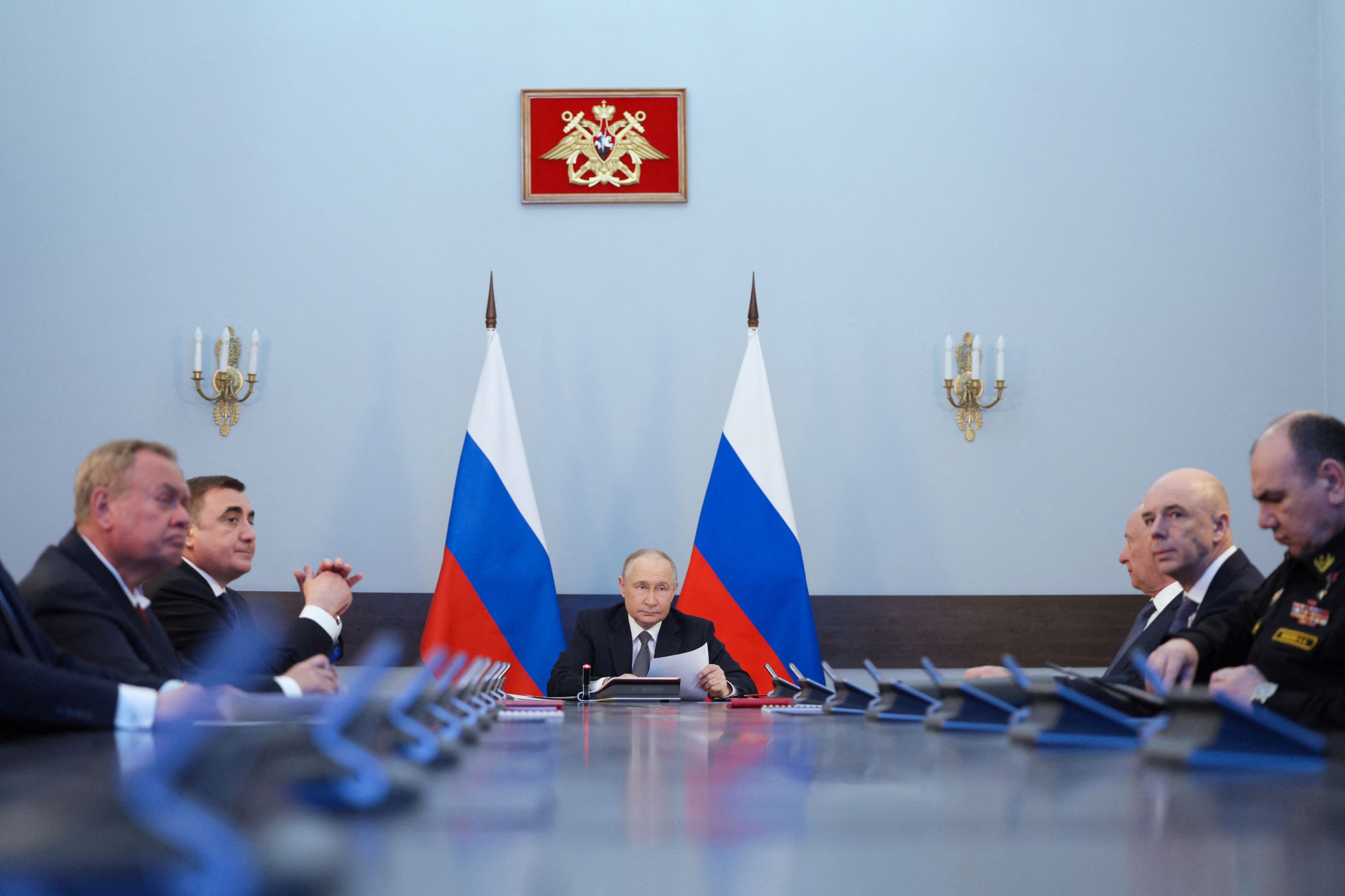 Der russische Präsident Wladimir Putin während einer Sitzung über den Ausbau der russischen Marine im Gebäude der Admiralität in Sankt Petersburg, 11. April 2025