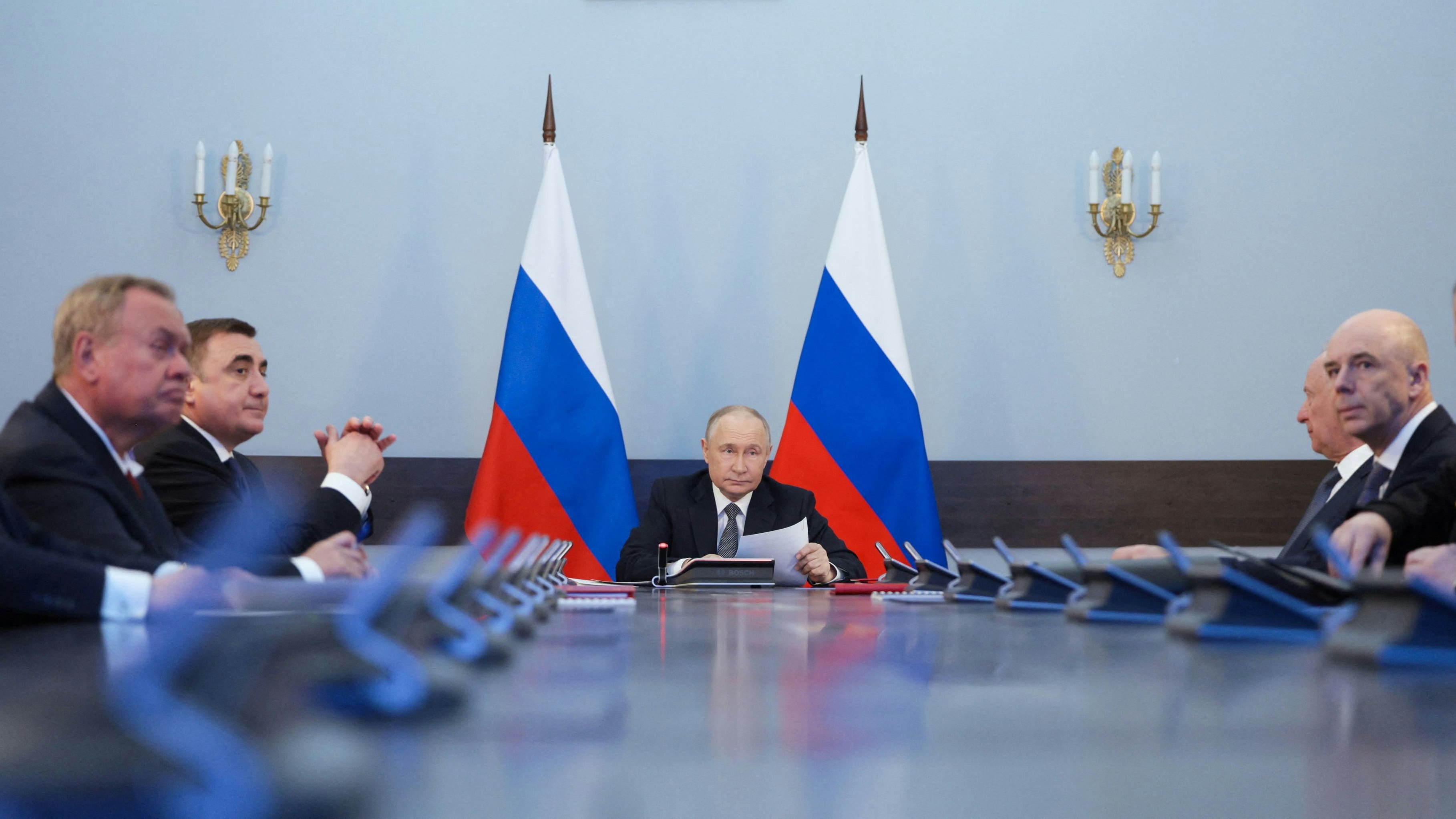 Der russische Präsident Wladimir Putin während einer Sitzung über den Ausbau der russischen Marine im Gebäude der Admiralität in Sankt Petersburg, 11. April 2025