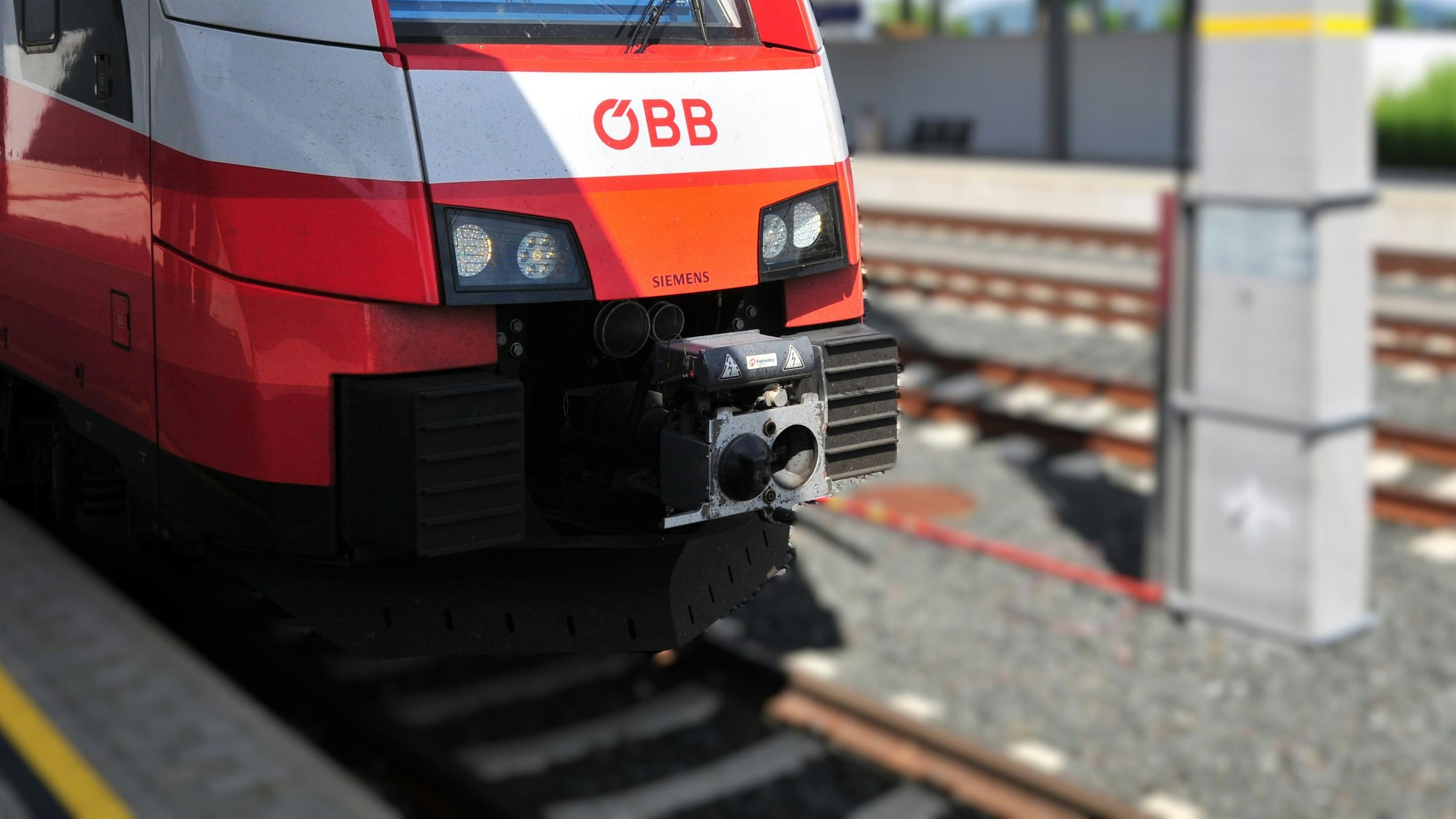 Heute.at - Fahrzeug bleibt stecken, dann kracht Zug in Auto
