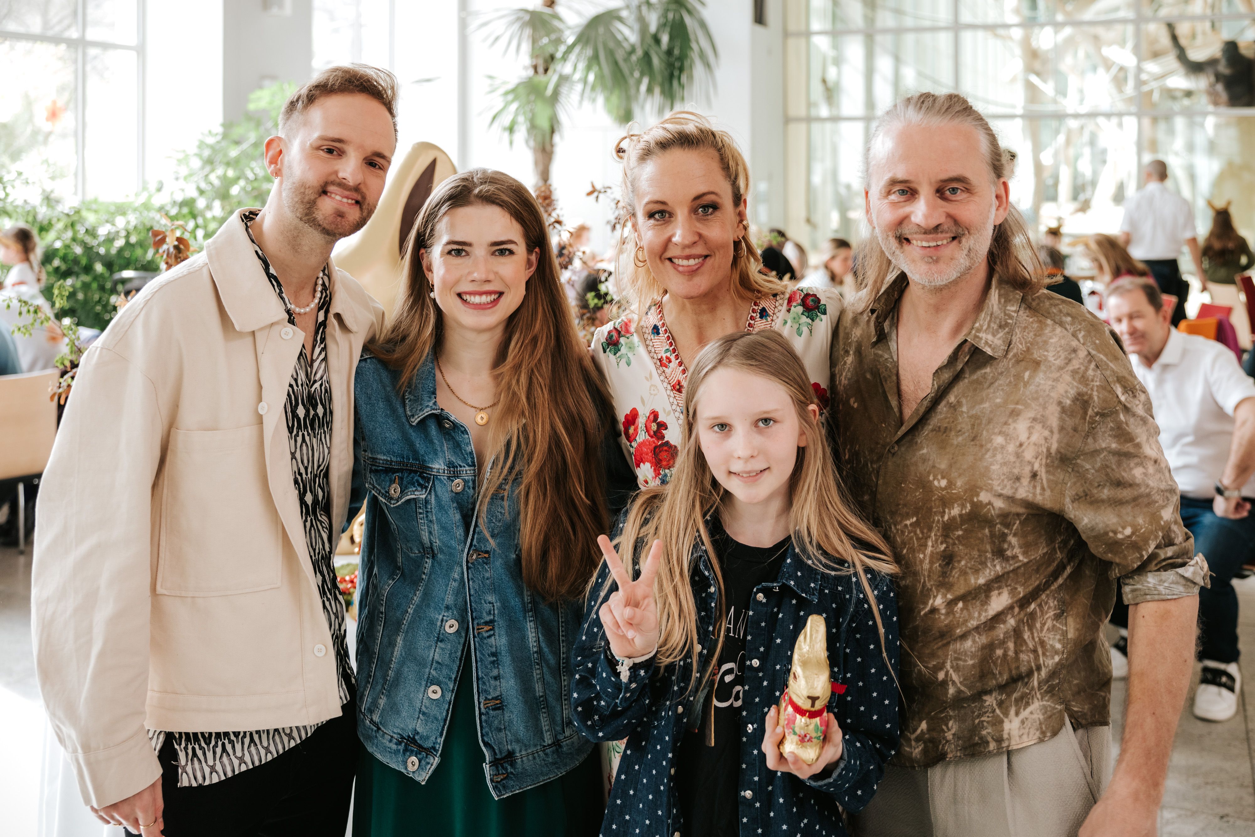 Herby Stanonik, Anna Strigl, Lilian Klebow mit Tochter und Erich Altenkopf beim Goldhasenfest. 