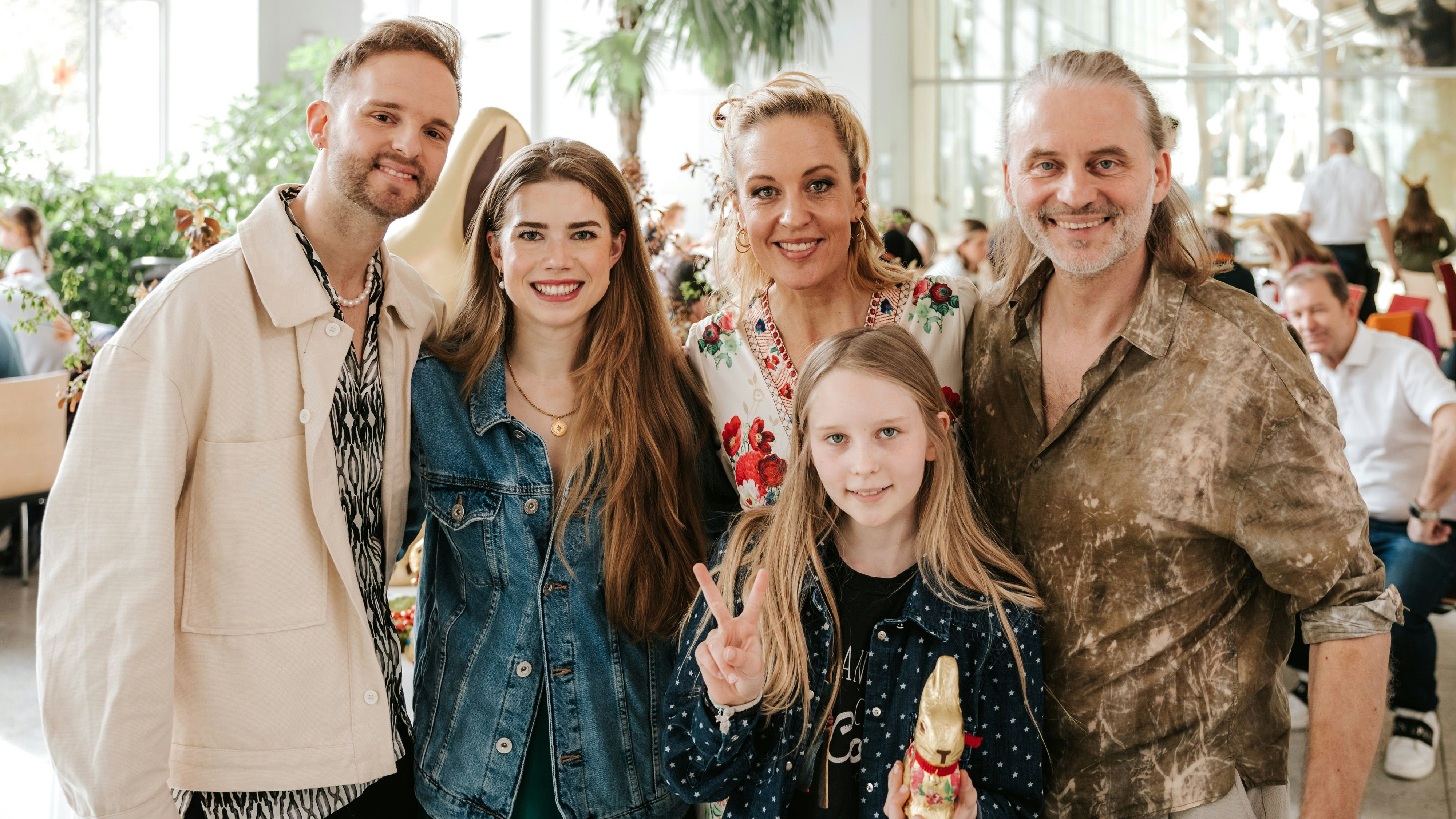 Herby Stanonik, Anna Strigl, Lilian Klebow mit Tochter und Erich Altenkopf beim Goldhasenfest. 
