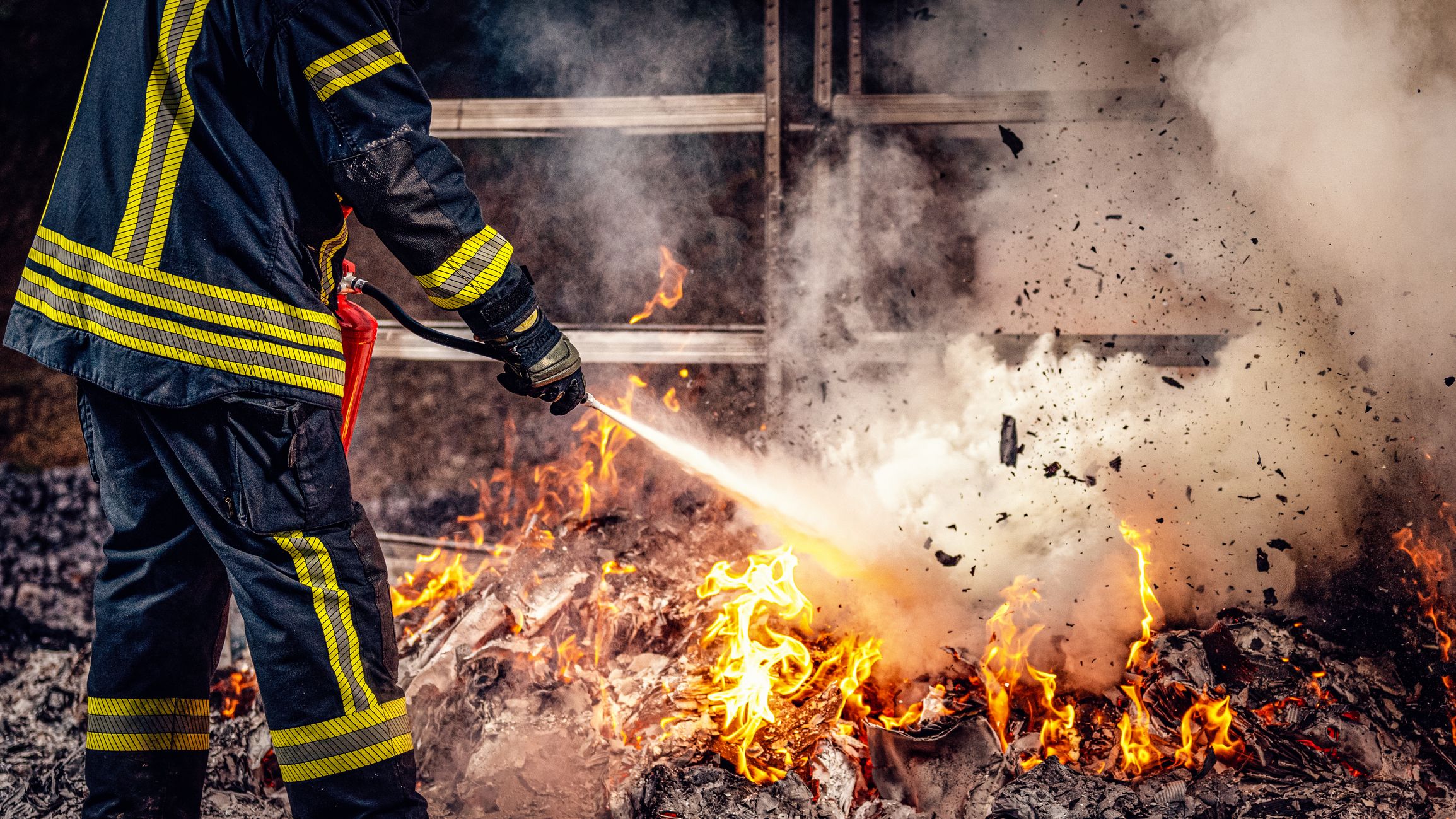 Im Zuge der Löscharbeiten konnte ein 71-jähriger Mann nur noch tot aus der Wohnung geborgen werden.
