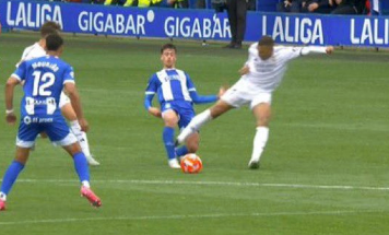 Superstar Kylian Mbappe fliegt mit Glattrot vom Feld.