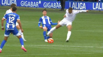 Superstar Kylian Mbappe fliegt mit Glattrot vom Feld.