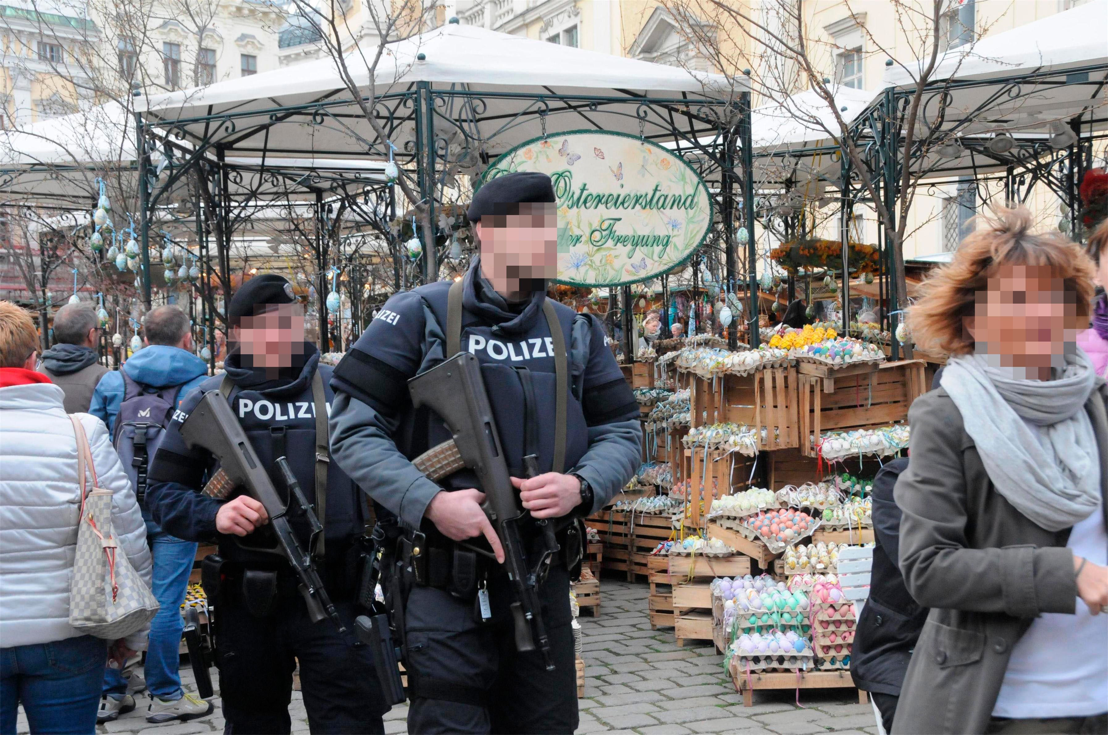 Bewaffnete Polizeistreife auf einem Ostermarkt in Wien. (Archivbild, April 2017)