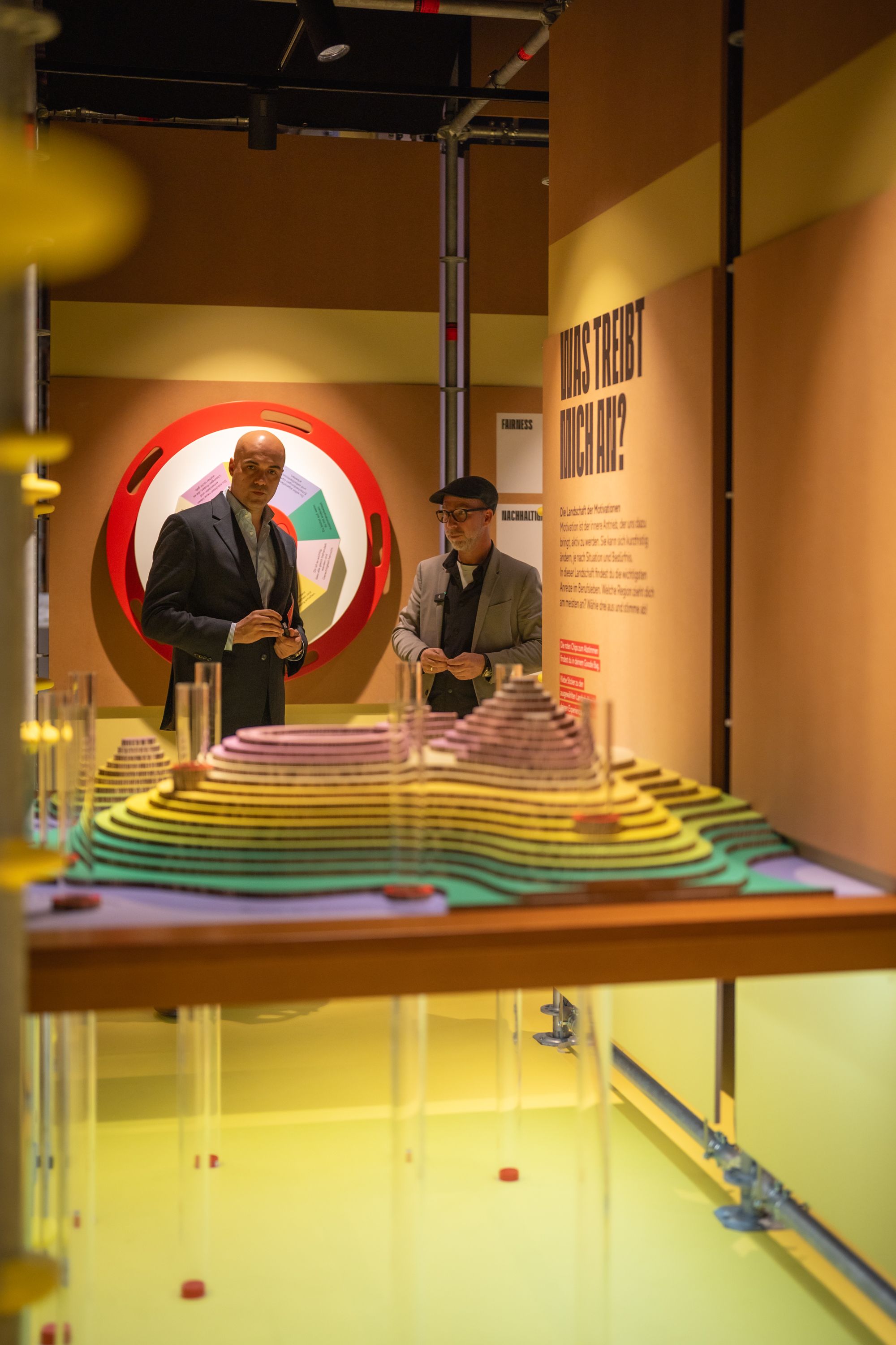 Marko Miloradović, Geschäftsführer des waff, und Fußballer Roman Mählich schauen sich die Stationen des Future Fit Festivals an.