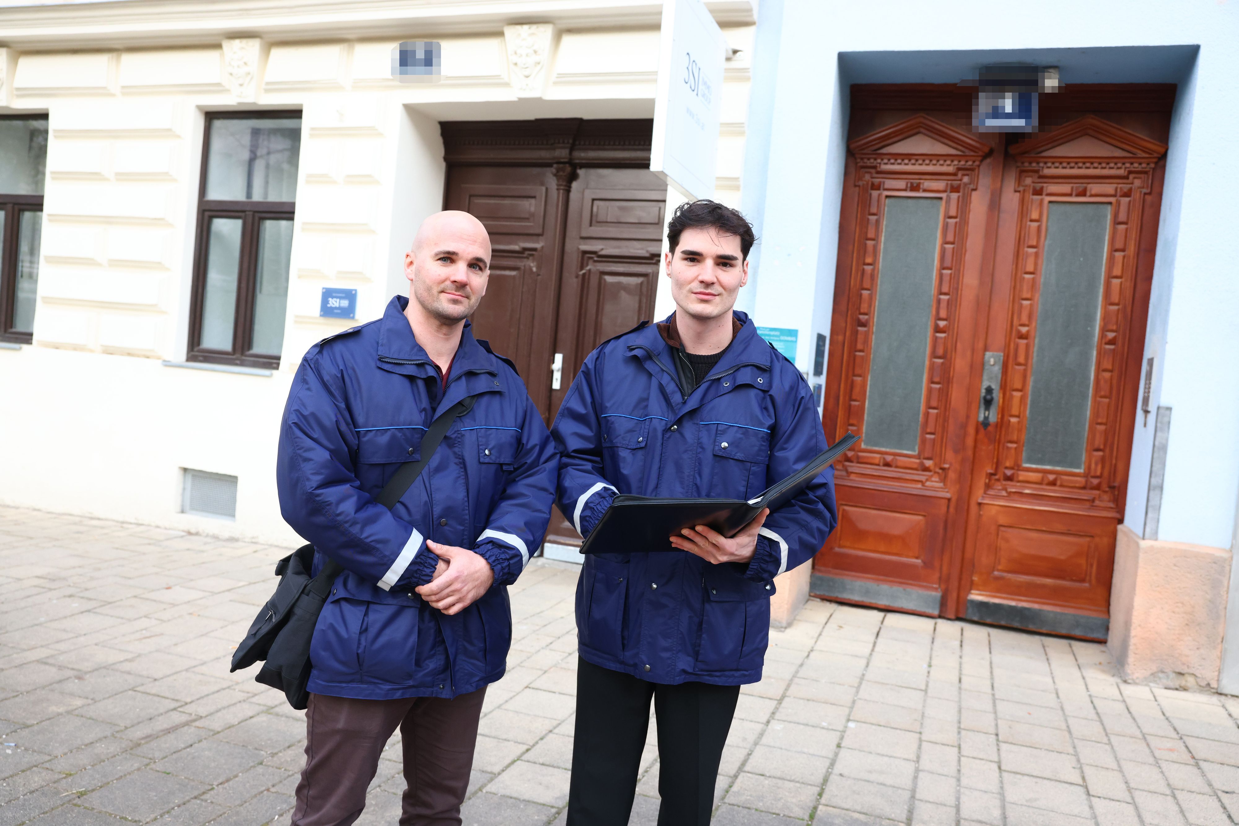 Günter Nast und Lukas Kupresak (v.l.) kontrollieren illegale Kurzzeitvermietungen in Wien-Ottakring.